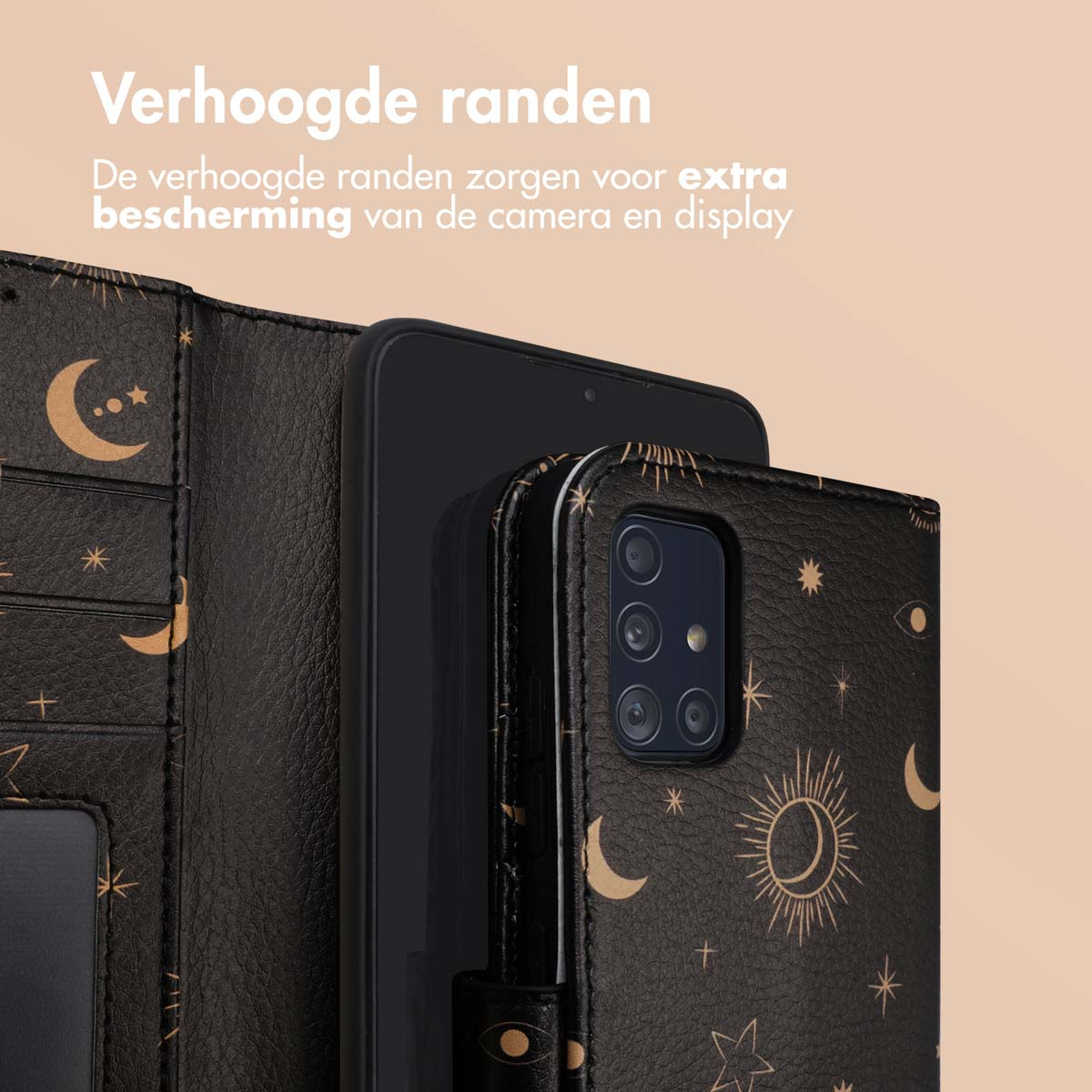 Een zwarte telefoon zit in een donkere kosmische hoes in portemonnee-stijl. De telefoon is gedeeltelijk zichtbaar.