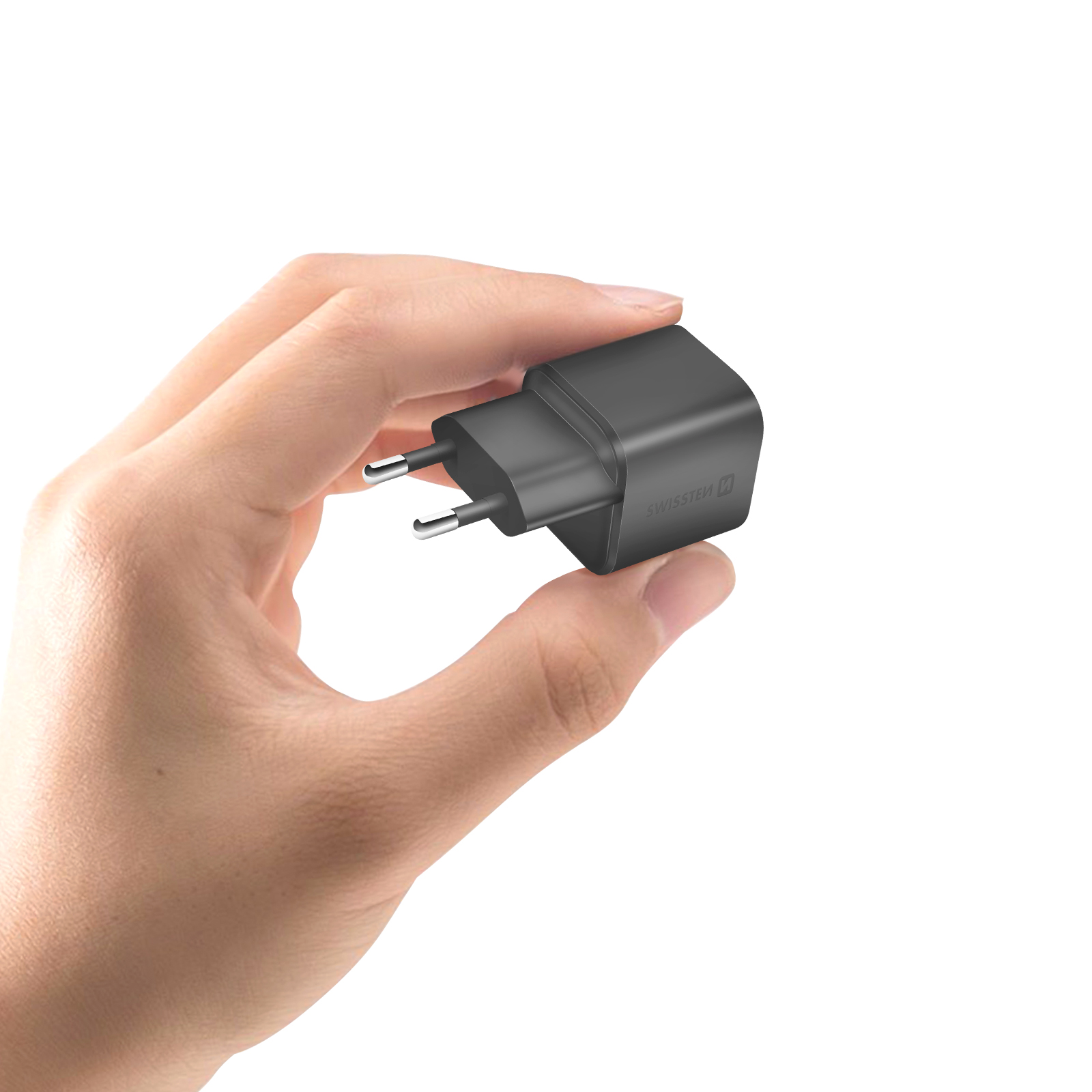 Eine Hand hält ein schwarzes Netzteil. Der Adapter hat zwei Stifte und den Markennamen Swissstem.