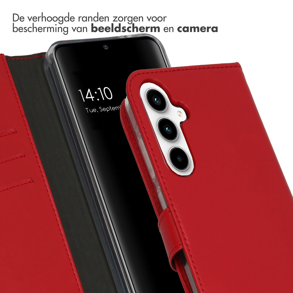 Rode telefoonhoes met telefoon erin, die de tijd weergeeft. Cameralenzen zijn zichtbaar.