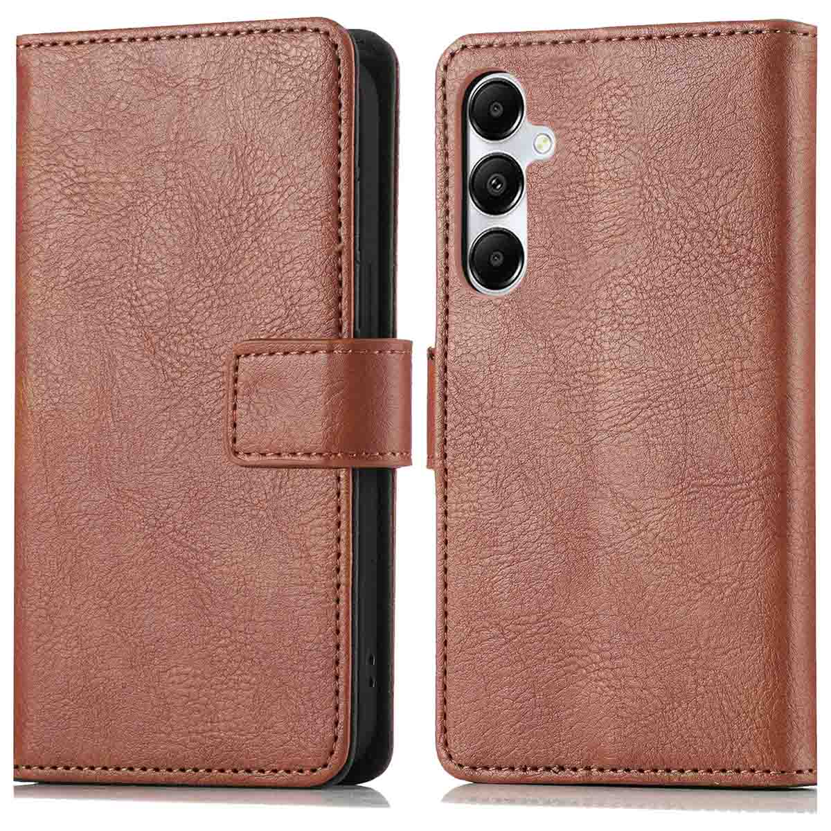 Un étui de téléphone marron, ouvert pour montrer le téléphone, avec trois caméras. L'étui a une fermeture magnétique.