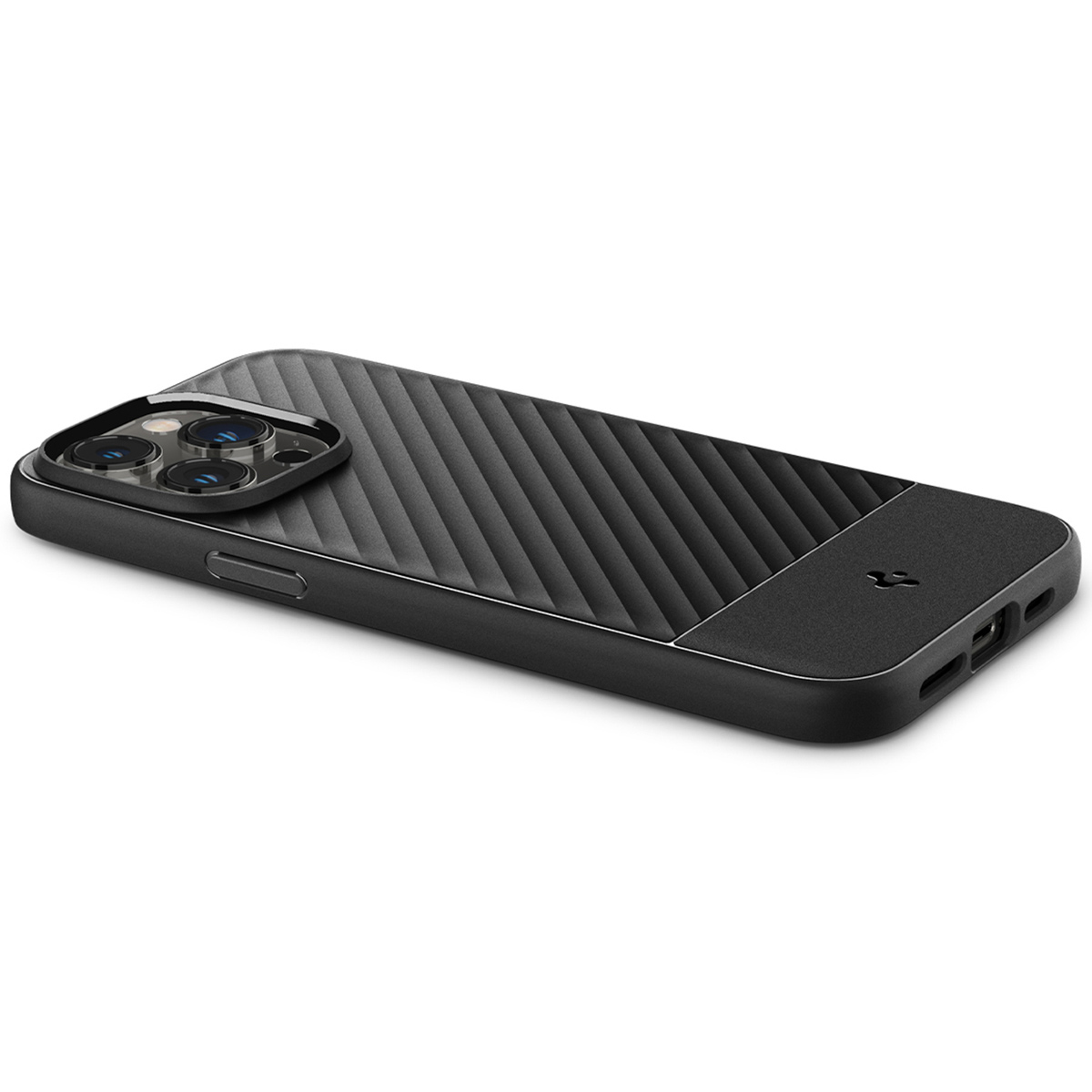 Una custodia per telefono nera con retro strutturato e un ritaglio per la fotocamera. Il telefono è sdraiato.