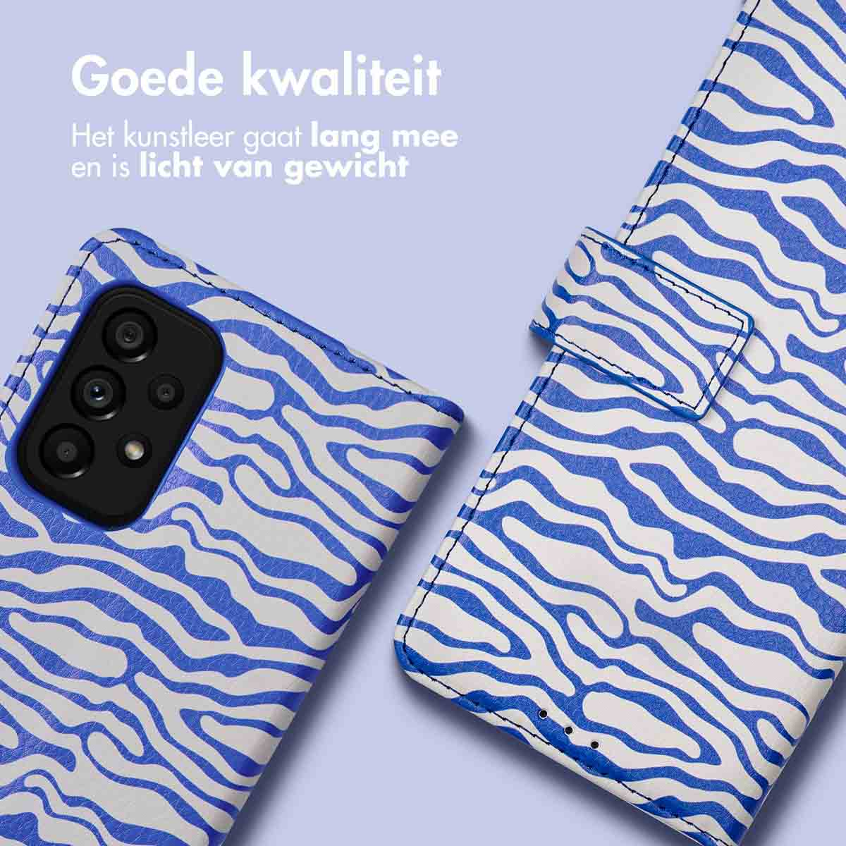 Een blauw-witte telefoonhoes met een zebrapatroon is open. De telefoon staat links.