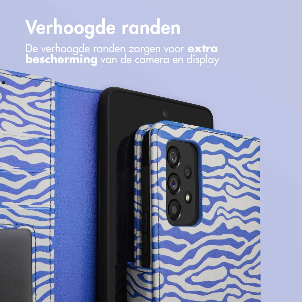 Een zwarte telefoon zit in een blauw-witte hoes met zebrapatroon. De telefoon is gedeeltelijk zichtbaar.