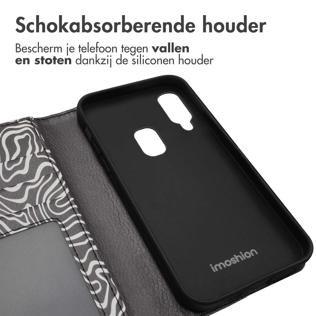Telefoonhoes open, zwart interieur met zebraprint op de voorkant en de merknaam.
