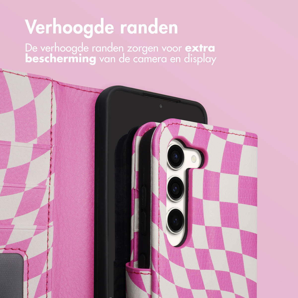 Roze en witte geruite telefoonhoes open. Telefoon zit erin. Roze achtergrond.