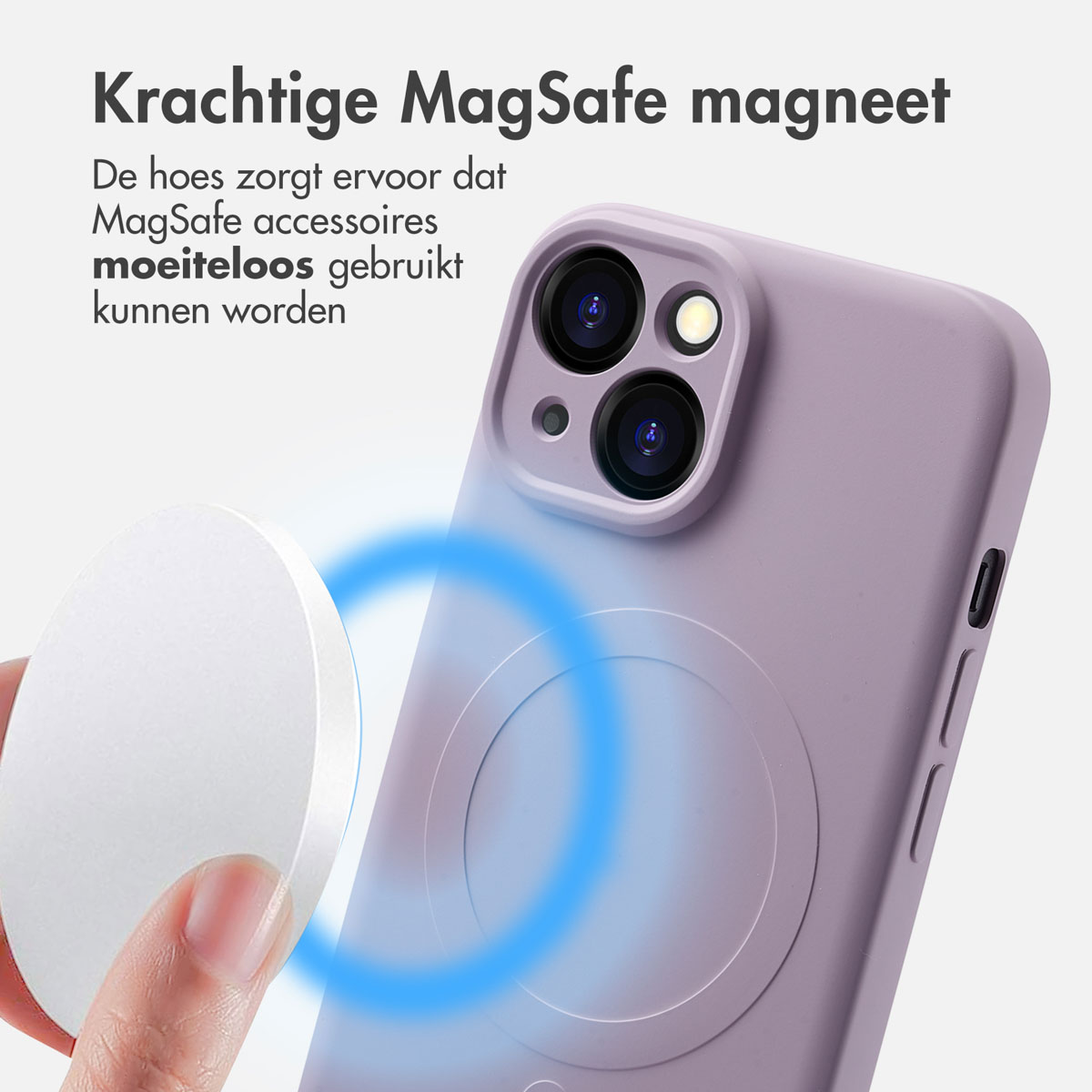 De afbeelding toont een lavendelkleurig telefoonhoesje met een witte MagSafe-oplader in de buurt, met een hand die de oplader vasthoudt.