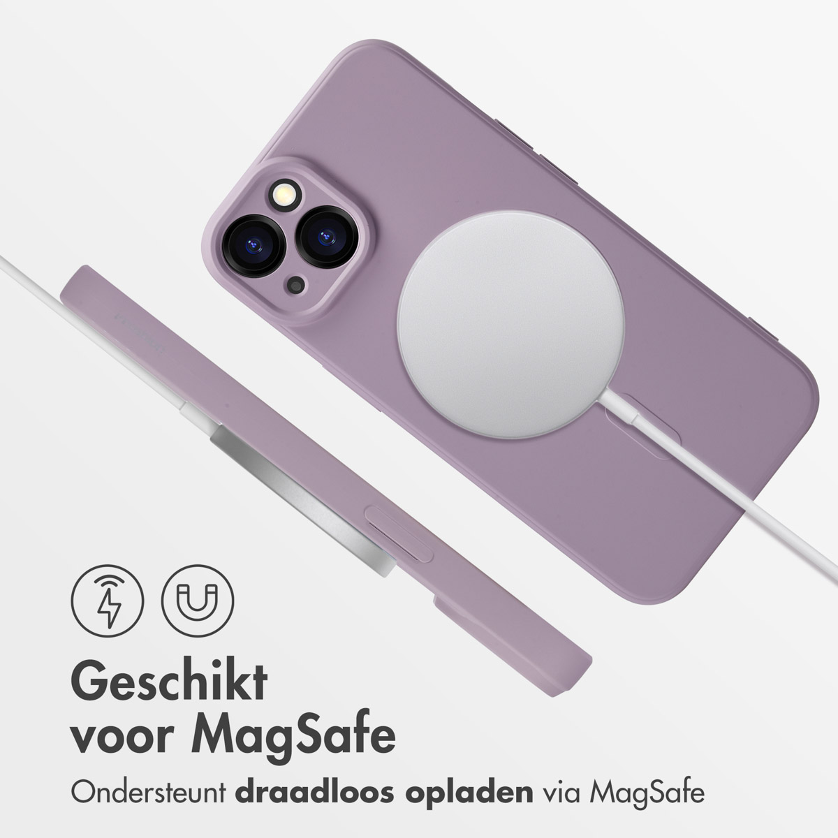 Paarse telefoonhoes met een witte MagSafe-oplader. De hoes ligt op een witte ondergrond.