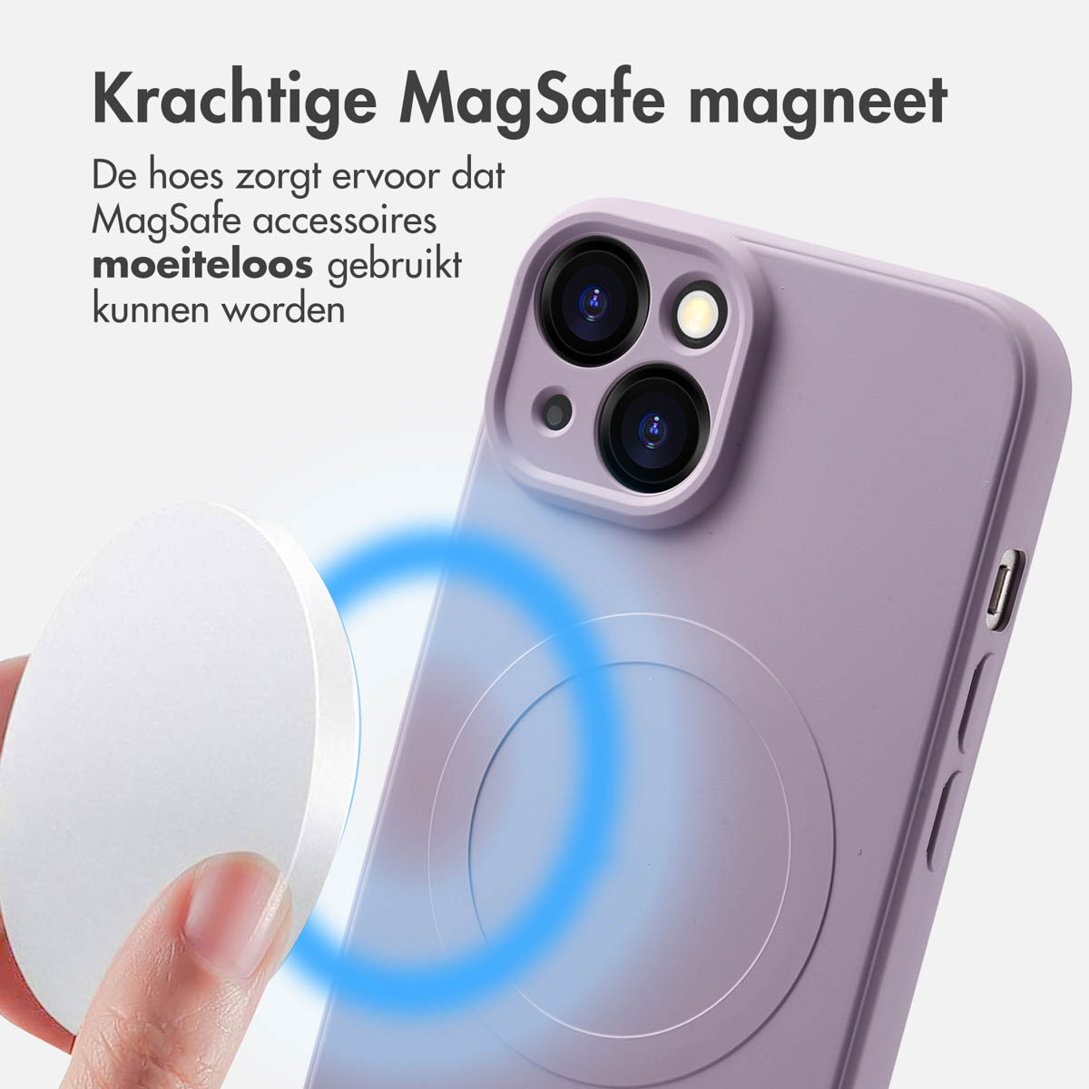Een hand houdt een witte MagSafe-oplader in de buurt van een paarse telefoonhoes. Een blauwe gloed omringt de oplader.