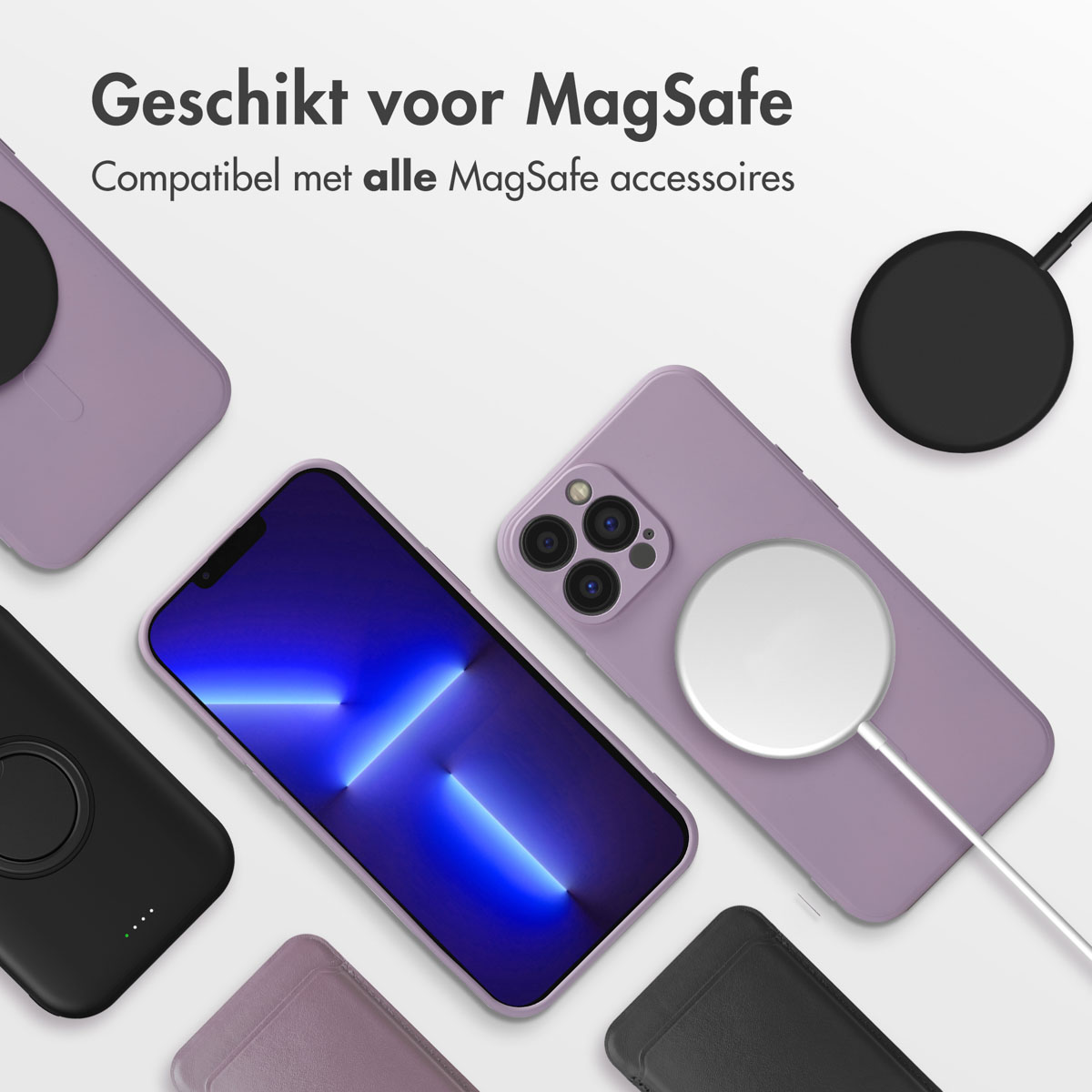 Plusieurs téléphones avec des étuis et des chargeurs MagSafe. Certains téléphones sont sur des socles de charge.
