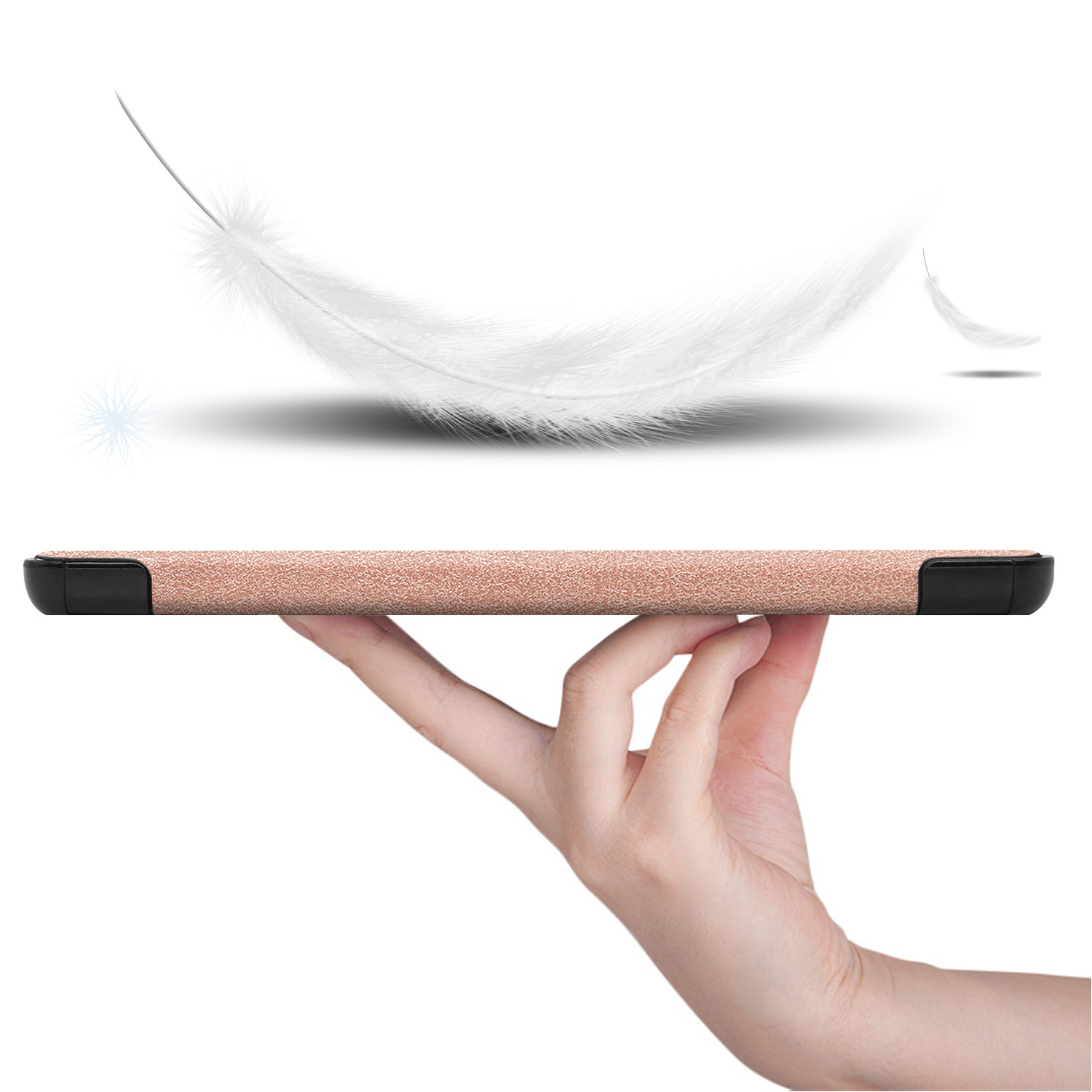A hand holding a tablet. A feather is floating above. Text: Extra beschermende randen, meaning extra protective edges.