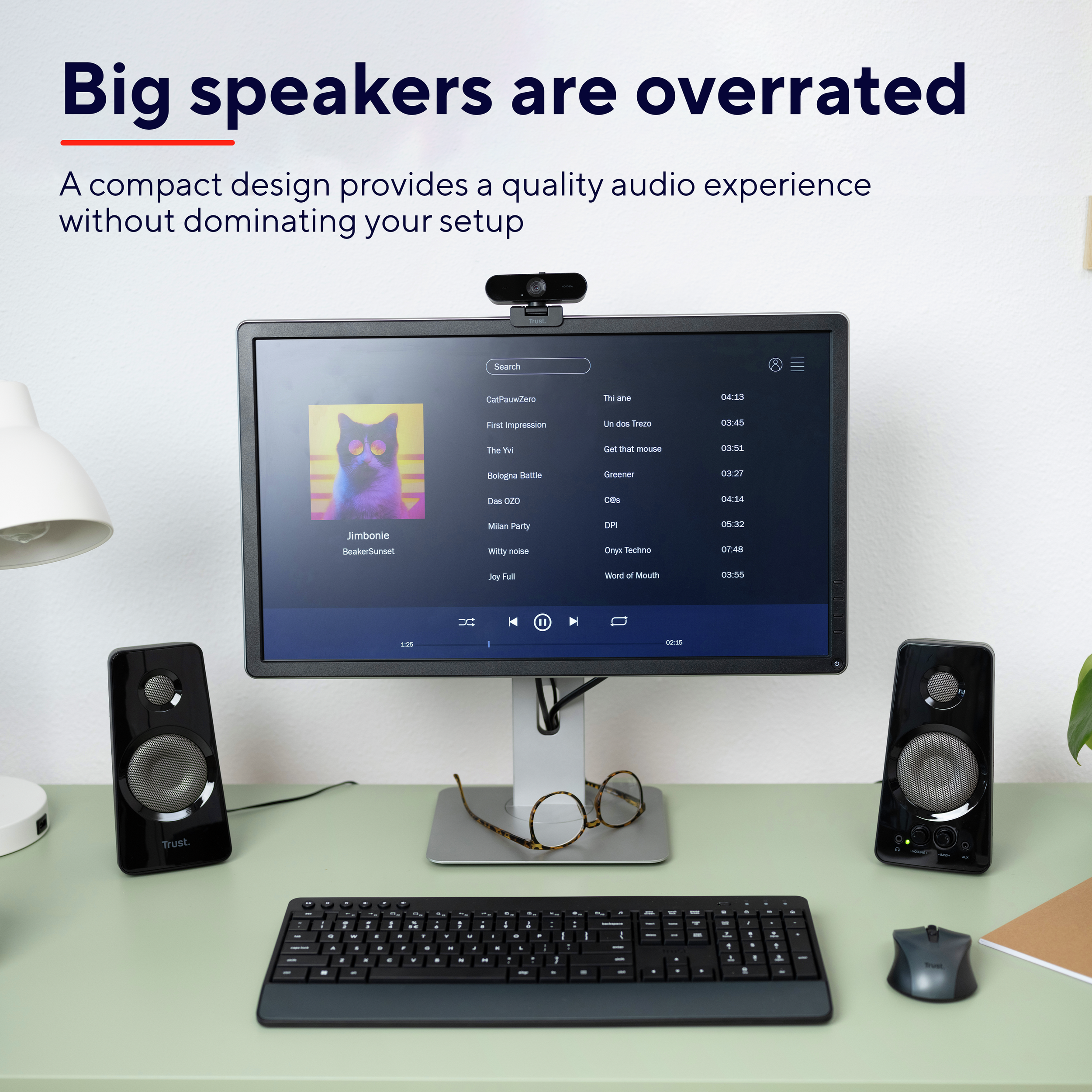 Konfiguracja komputera z głośnikami, monitorem, klawiaturą i myszką. Tekst brzmi: „Duże głośniki są przereklamowane”.