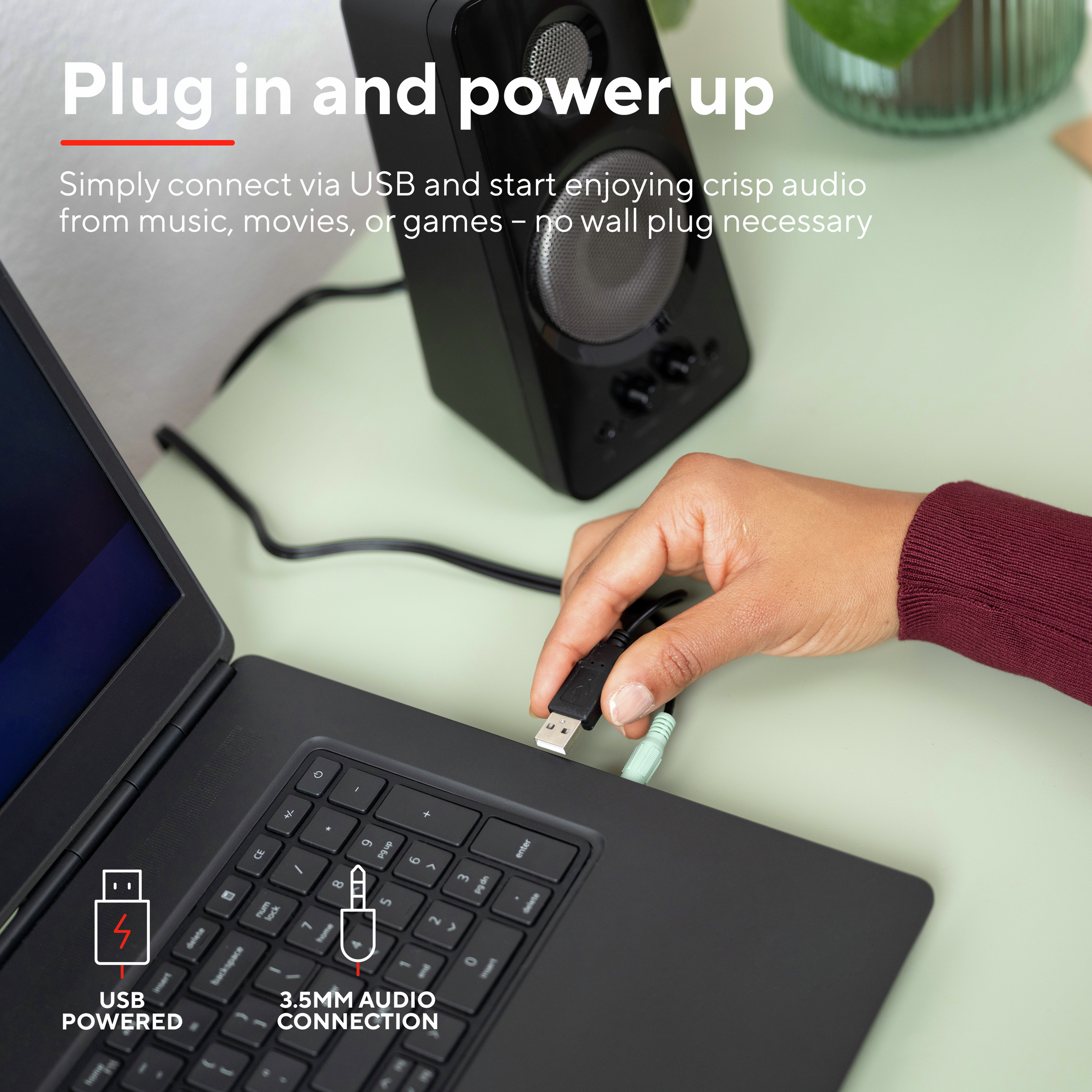 Osoba podłącza kabel USB do laptopa i głośnika, ilustrując połączenia USB i audio.