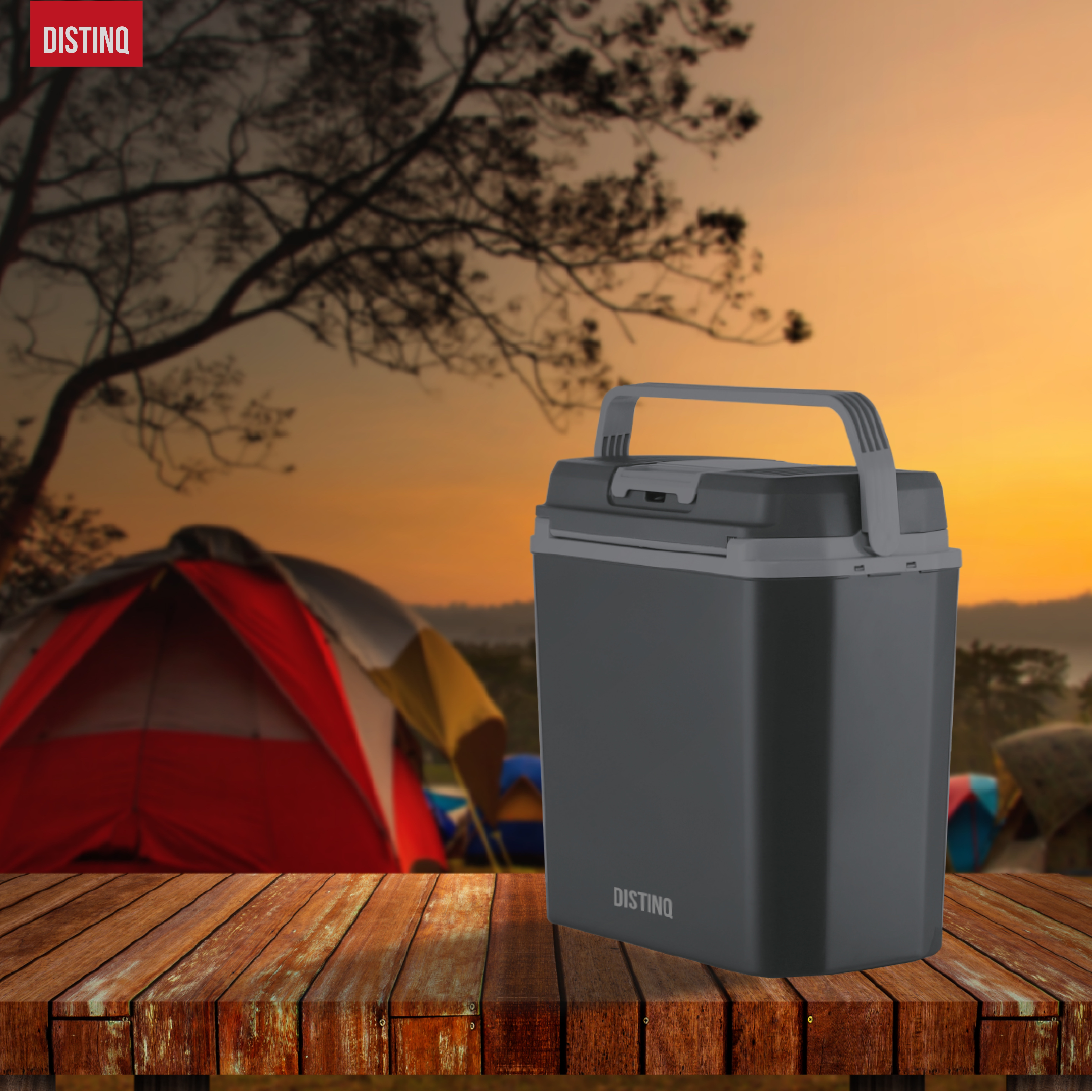 A cooler on a wooden table with a tent and a sunset in the background. The text DISTINQ is visible.