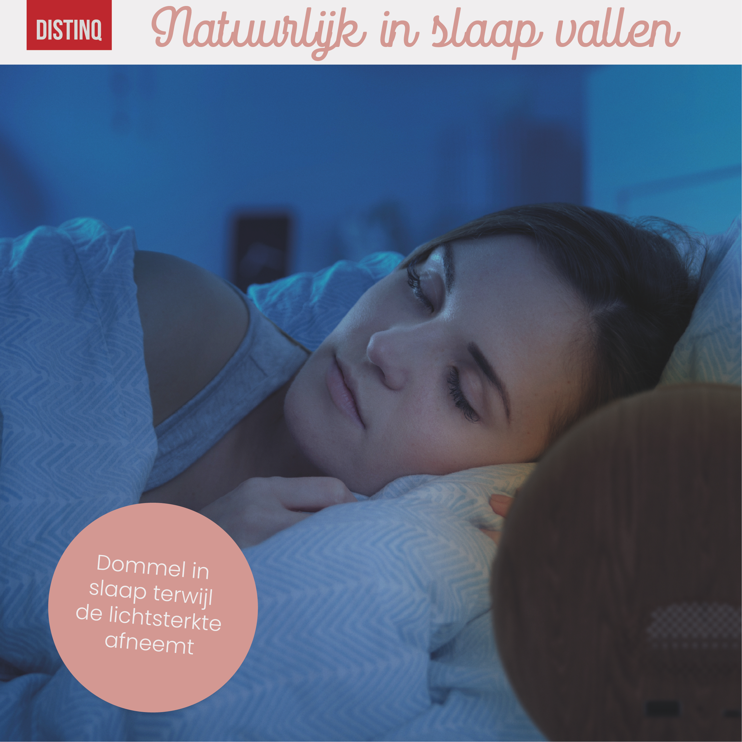 Woman sleeping in bed. Text: 'Droom in slaap terwijl de lichtsterkte afneemt' and 'Natuurlijk in slaap vallen.'