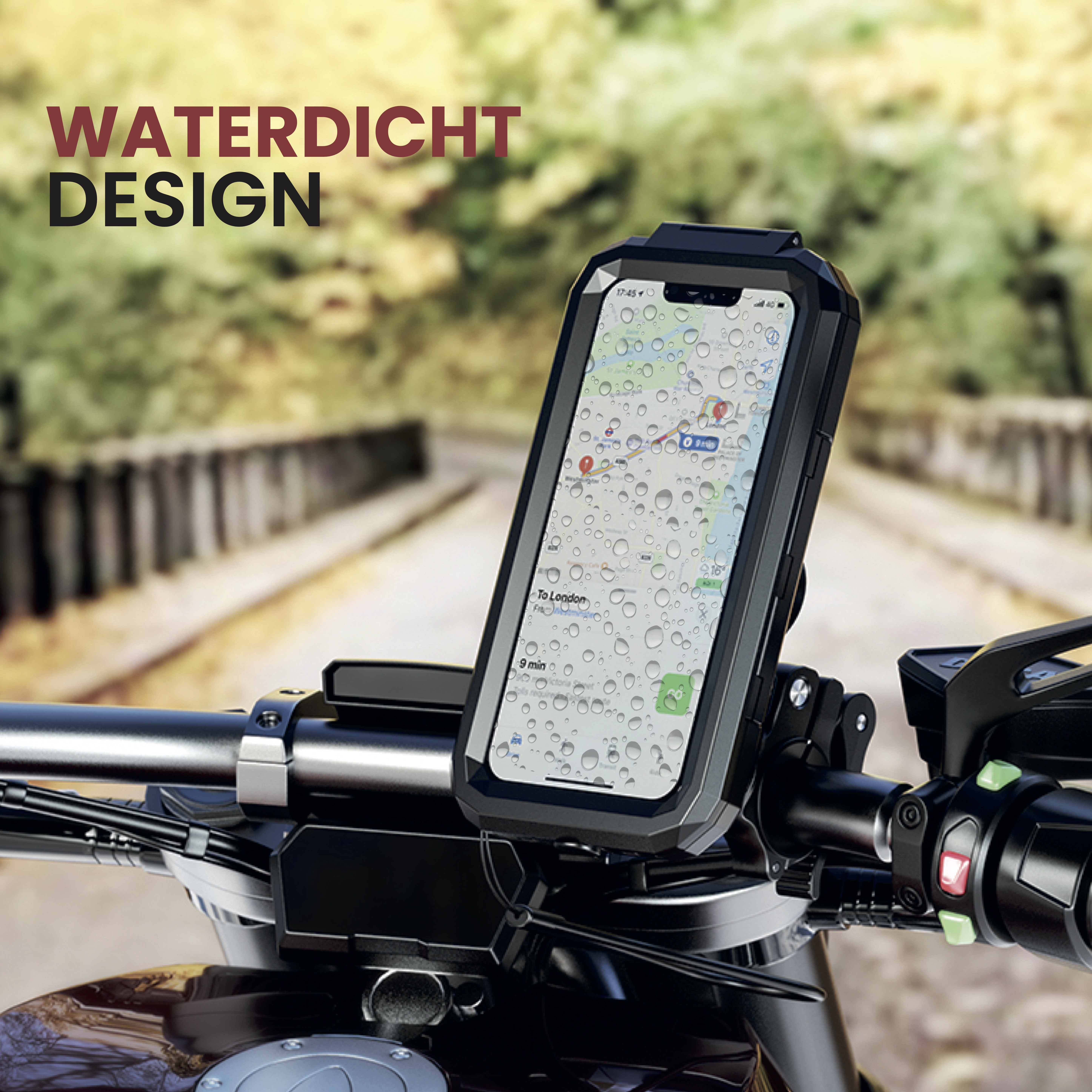 Un téléphone sur le guidon d'une moto dans un étui étanche. Texte : Design étanche. La route et les arbres sont visibles.