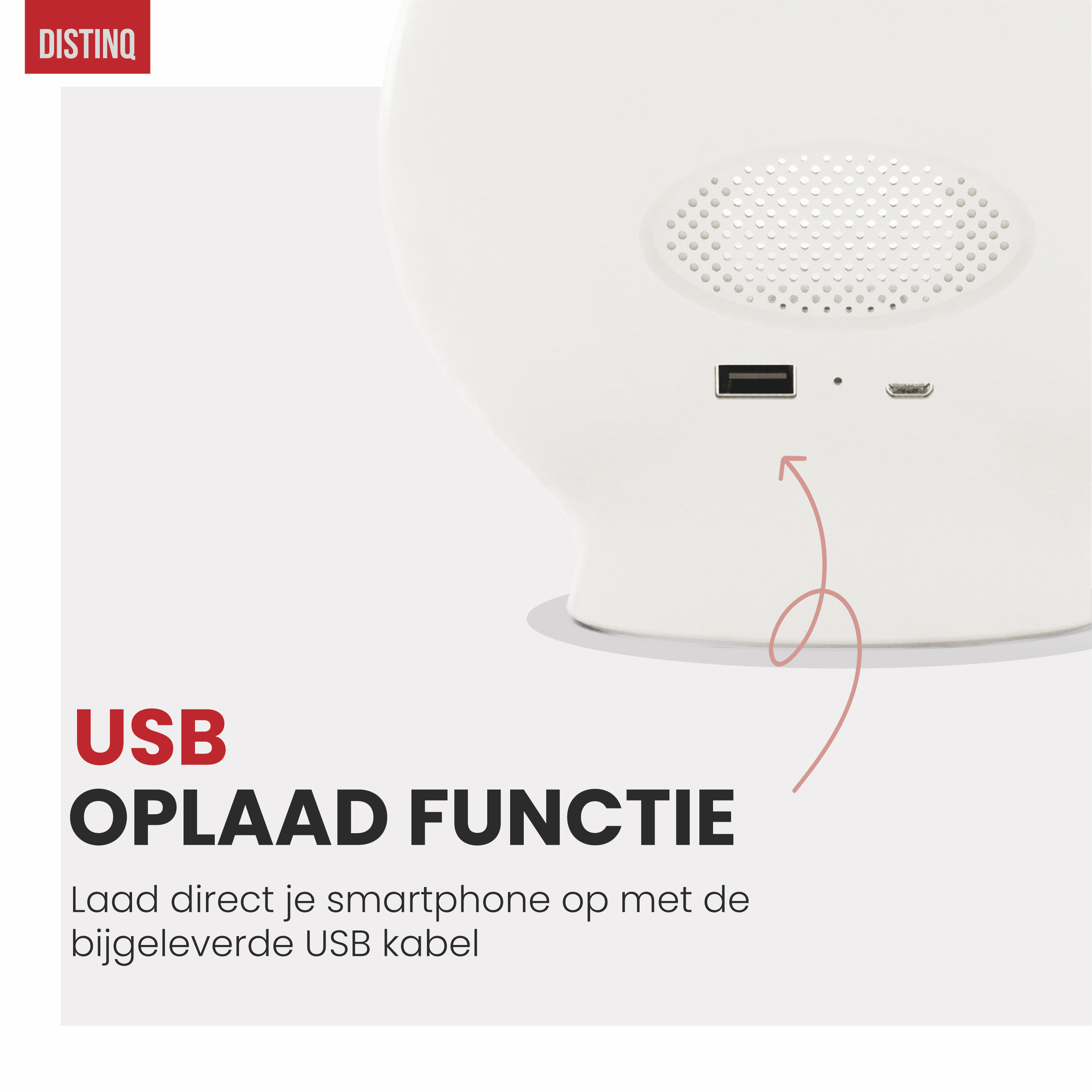 Wit apparaat met een USB-poort en een oplaadsymbool, met een USB-kabel.