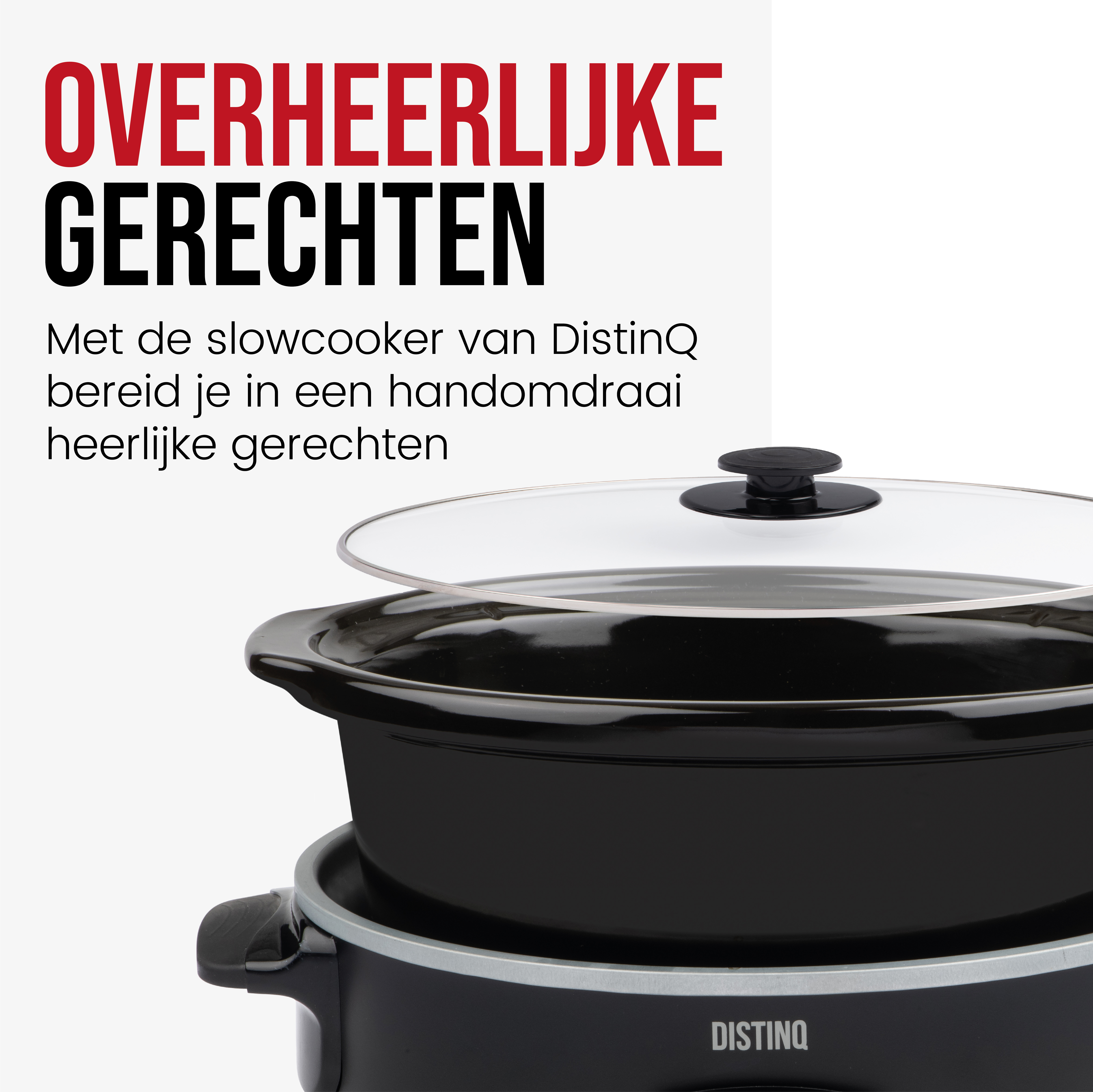 Een zwarte slowcooker met een glazen deksel. De achtergrond is een wit oppervlak.
