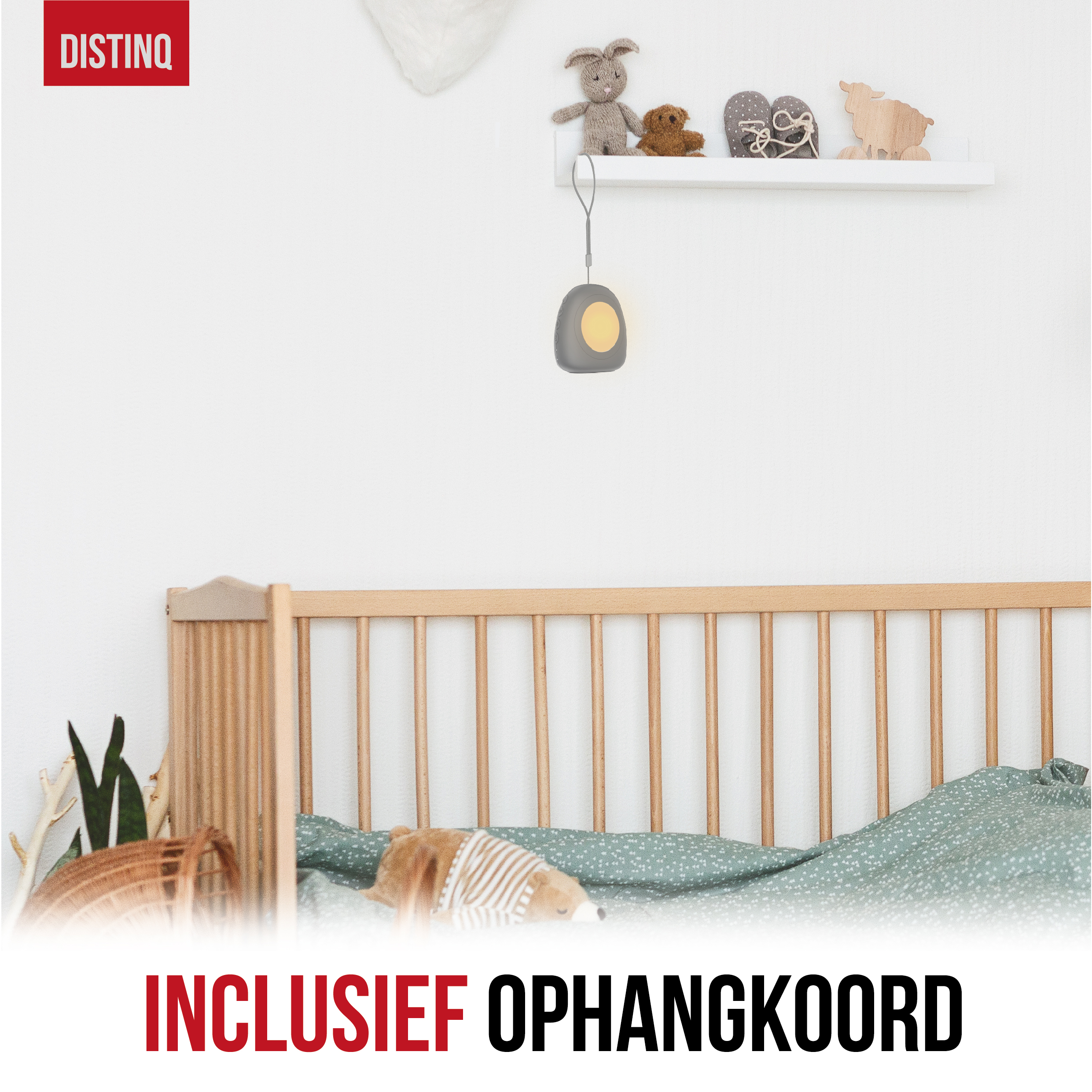 A crib with toys on a shelf. Text says 'INCLUSIEF OPHANGKOORD'.