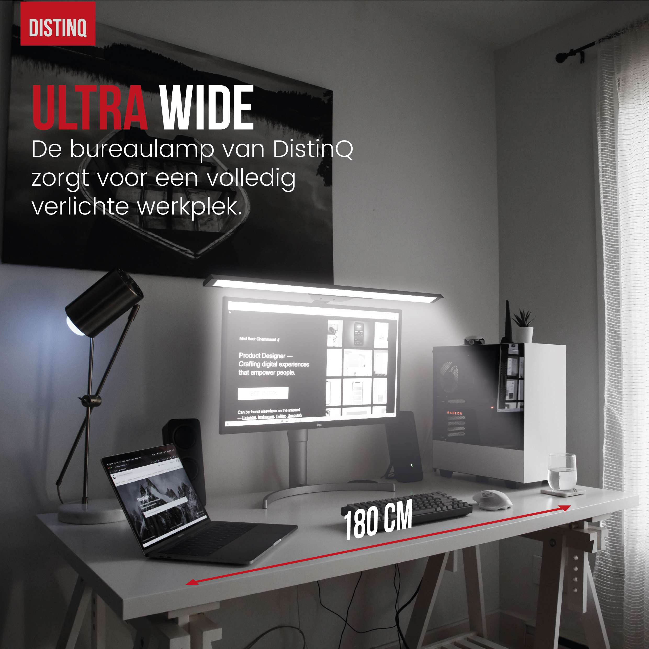 Een bureau met een laptop, lamp, monitor en een pc. Tekst op het scherm. De kamer is helder.