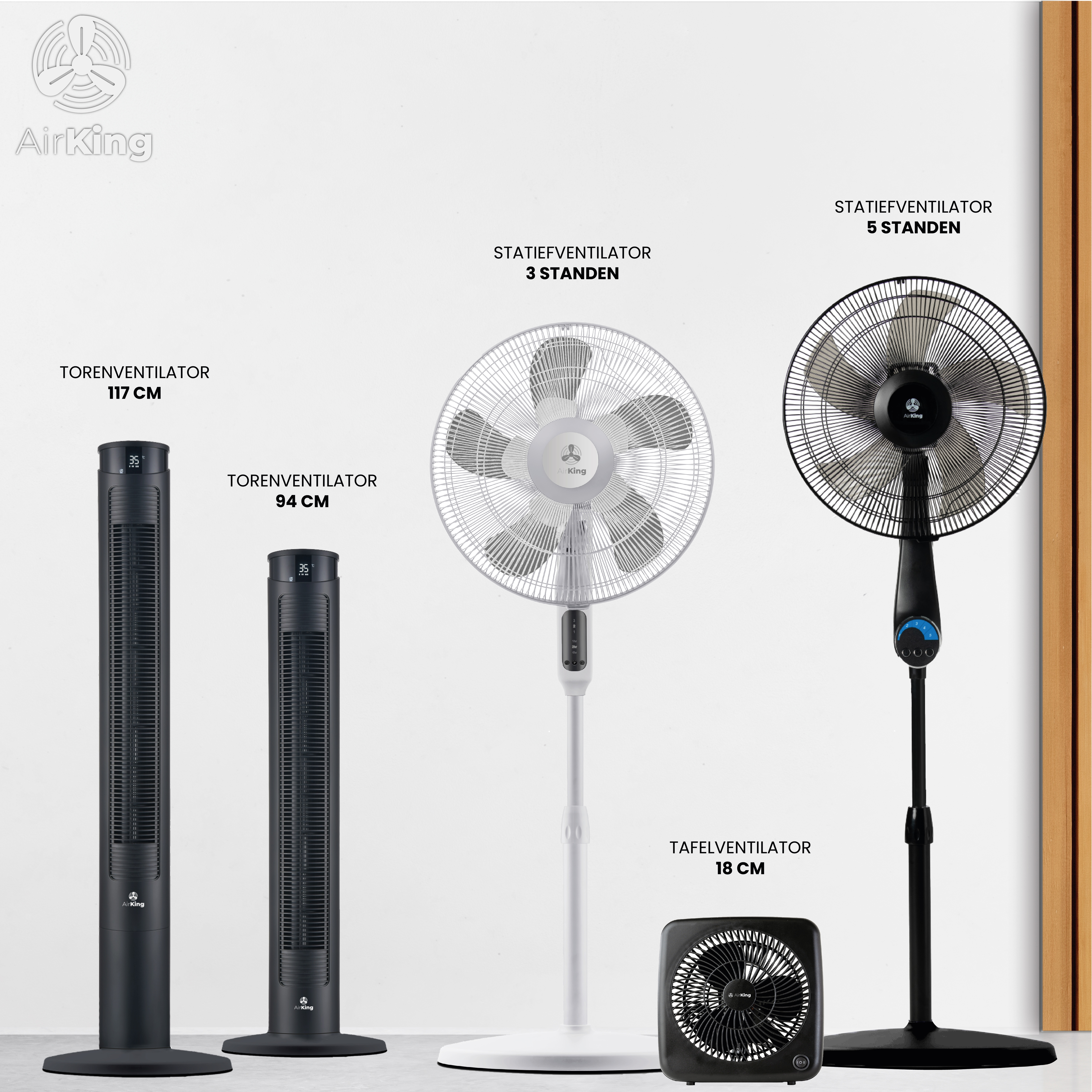 Plusieurs ventilateurs dans une pièce blanche. Ventilateurs colonne et un ventilateur de table. Le texte dit : 3 vitesses. 5 ventilateur sur pied.