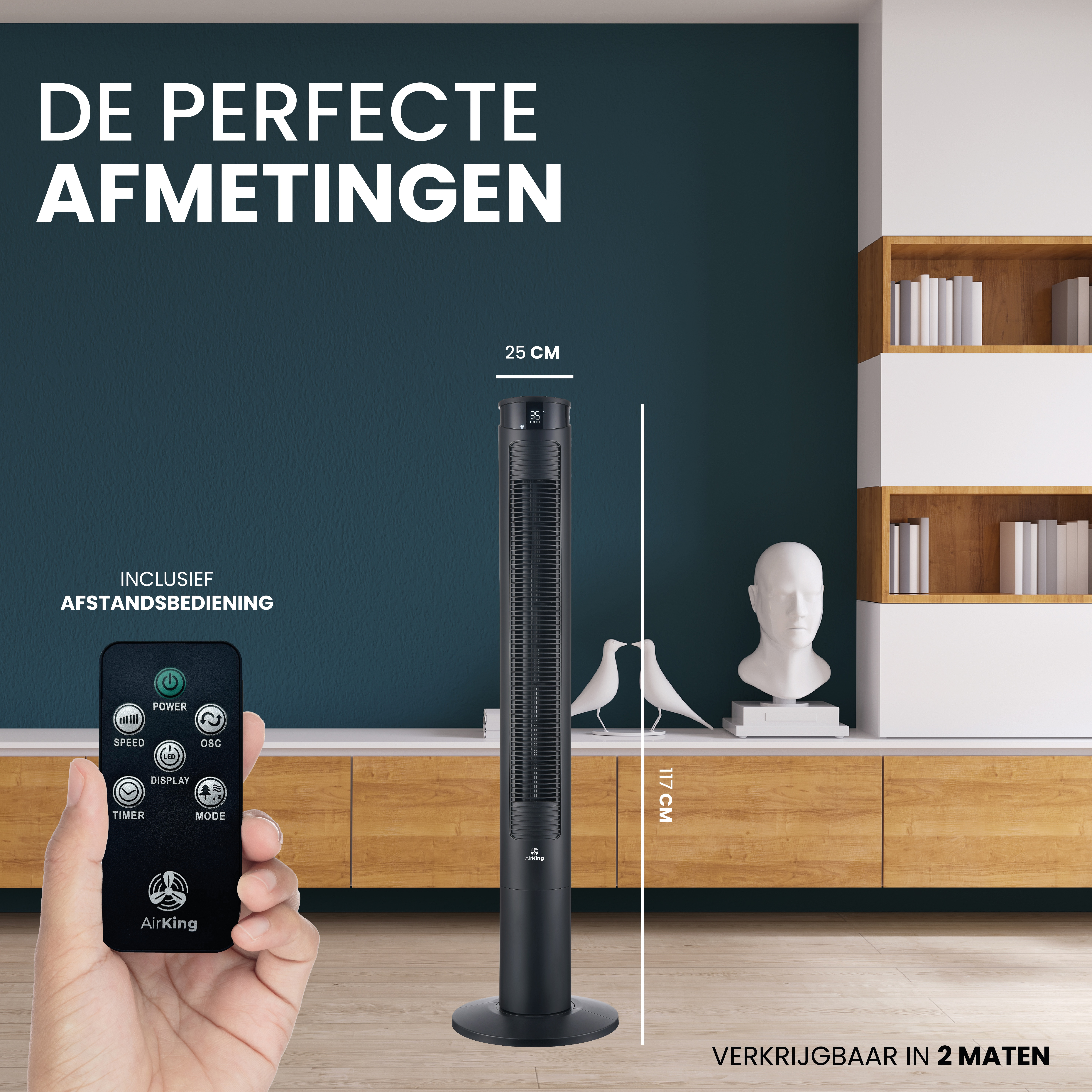 Un grand ventilateur noir avec télécommande dans un salon. Le ventilateur mesure 117 cm de haut et 25 cm de large.
