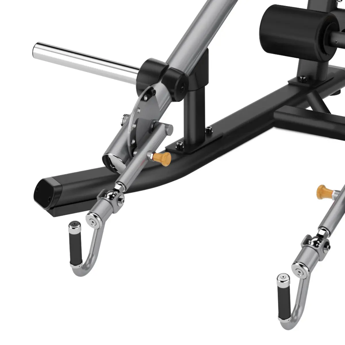 Gewichthefmachine met hendels, haken en handgrepen, op een witte achtergrond.