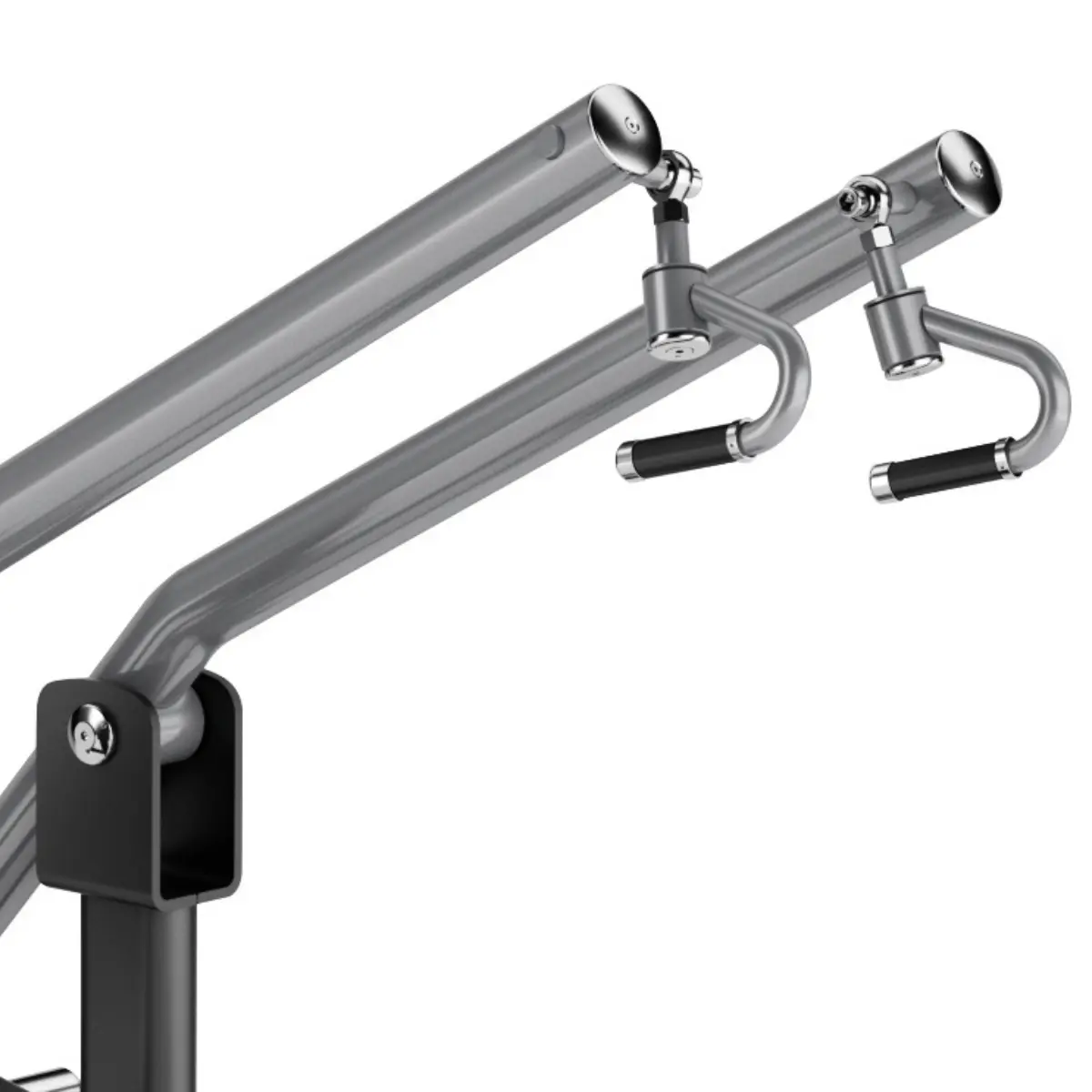 Grijze fitnessmachine met handvatten, op een witte achtergrond.