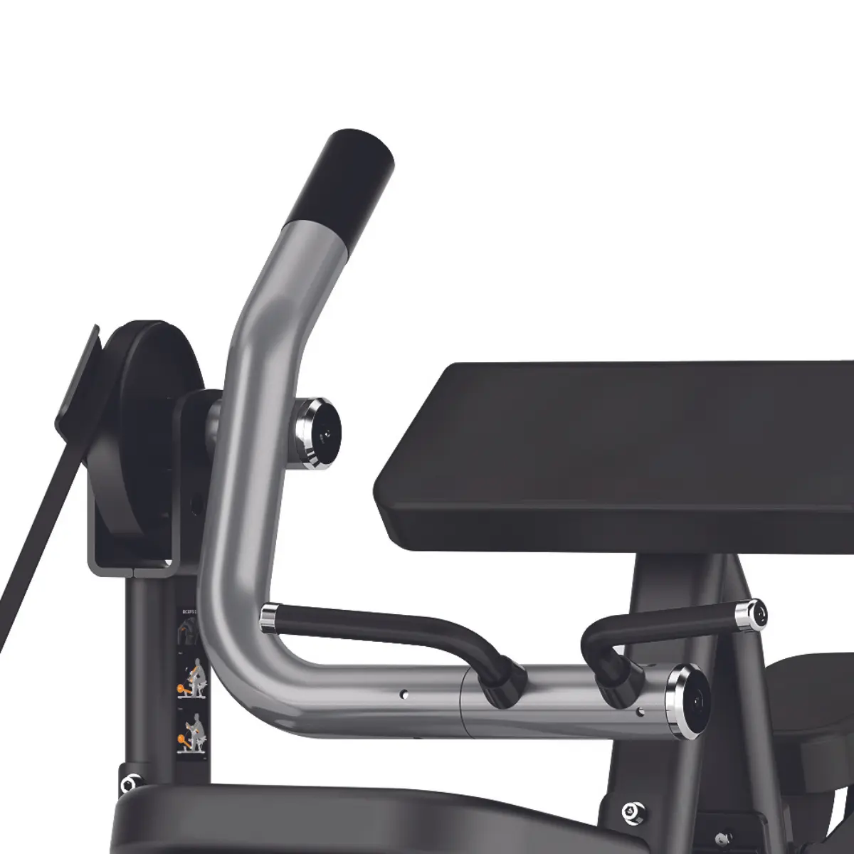 Close-up van het armkrulmechanisme van een fitnessmachine. Toont gebogen metaal, een handvat en een zitting.