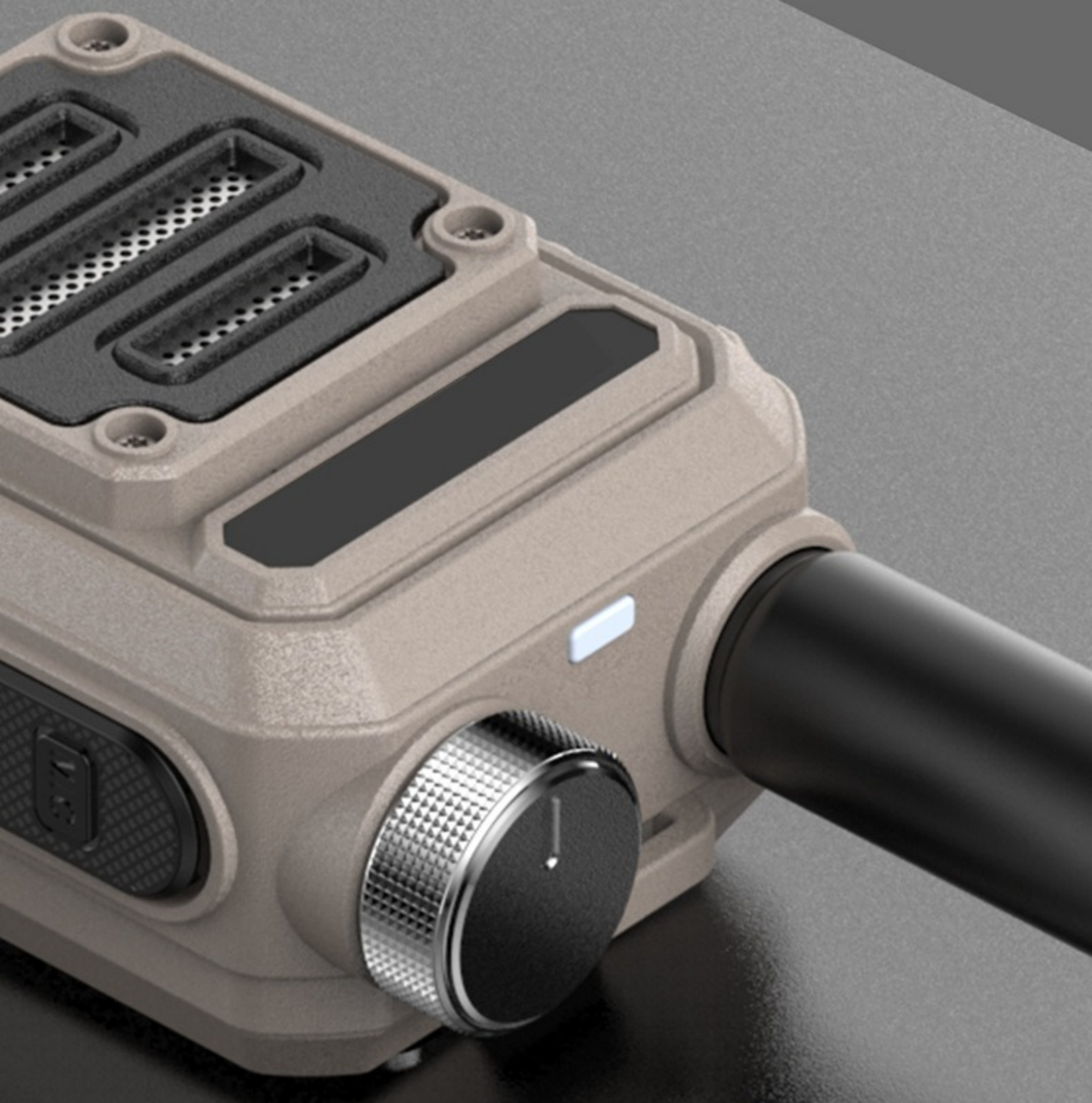 Nahaufnahme eines beigefarbenen Walkie-Talkies, das die Oberseite und einen silbernen Knopf zeigt.