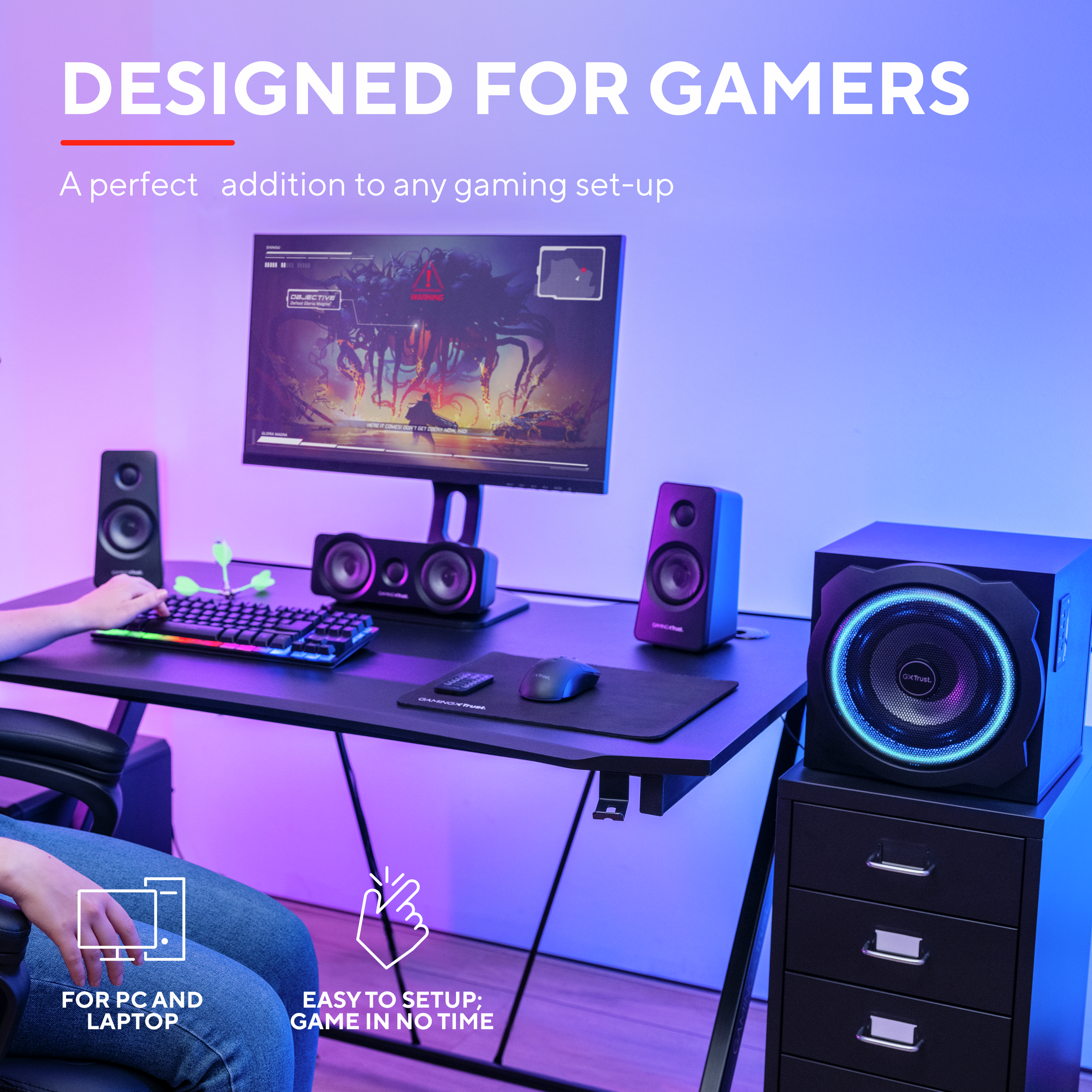 Gaming-Setup mit Monitor, Lautsprechern, Tastatur, Maus und schwarzem Schreibtisch. Für PC und Laptop.