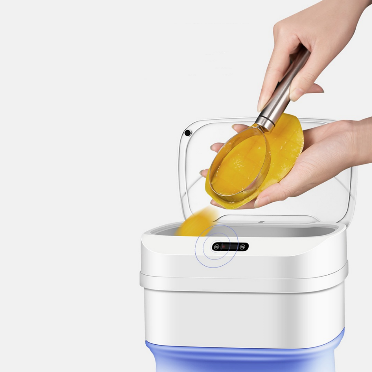 Eine Hand schöpft Mango aus einem Behälter, wobei die Mangoscheibe gehalten wird.
