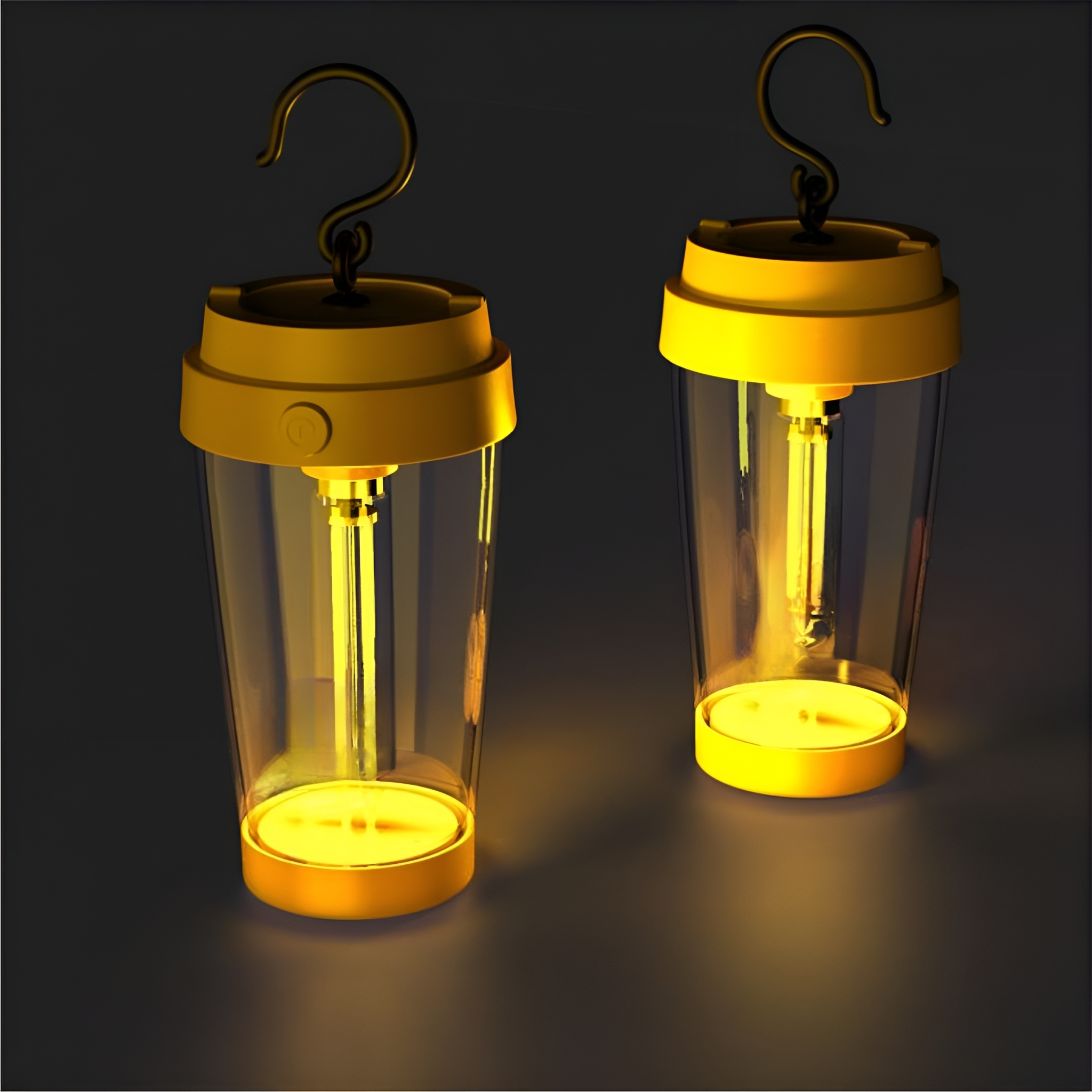 Zwei gelbe Laternen mit Haken, beleuchtet. Das Licht scheint von innen.