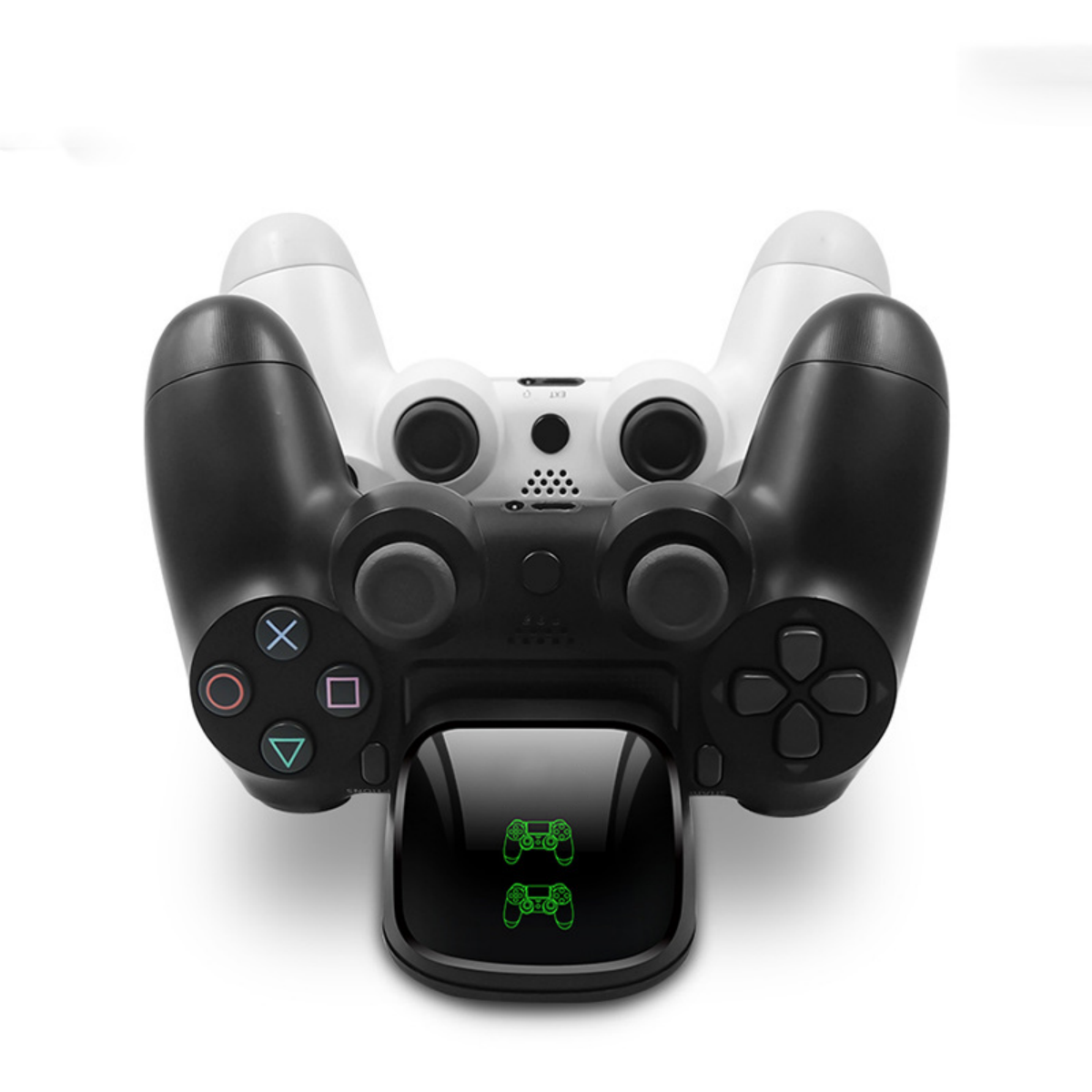 Drei Gamecontroller auf einer Ladestation. Zwei schwarz und einer weiß. Die Station hat ein grünes Logo.