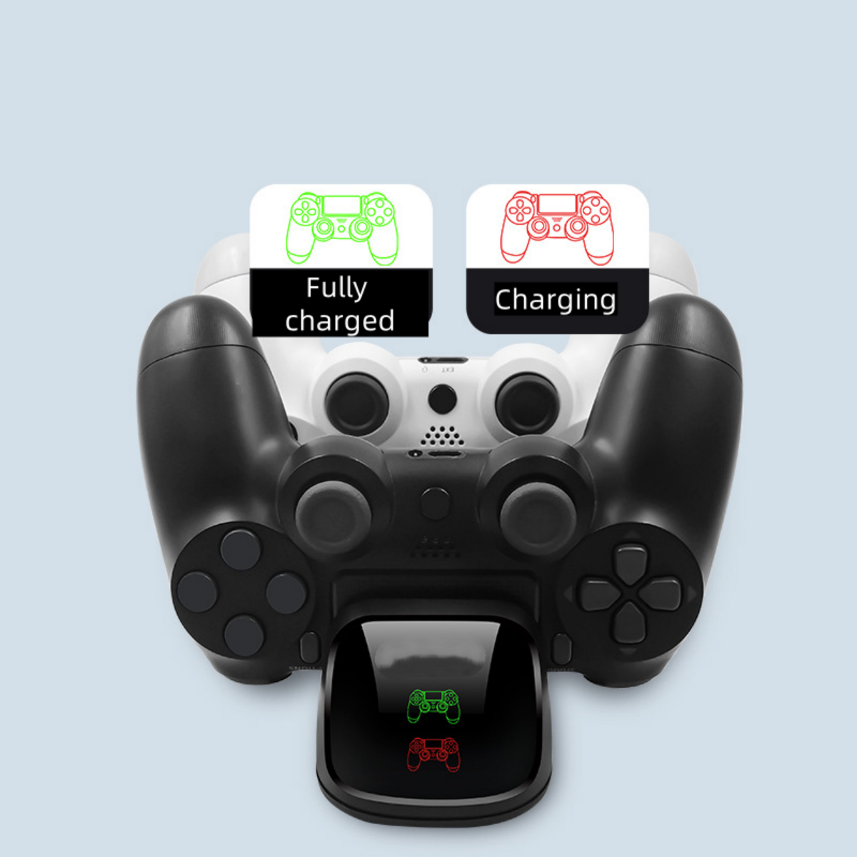 Zwei schwarze Gamecontroller mit einer Ladestation, die den Ladestatus anzeigt.