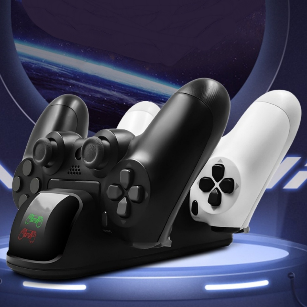 Gaming-Controller-Ladestation mit drei Controllern. Schwarze und weiße Controller. Blauer Weltraumhintergrund.