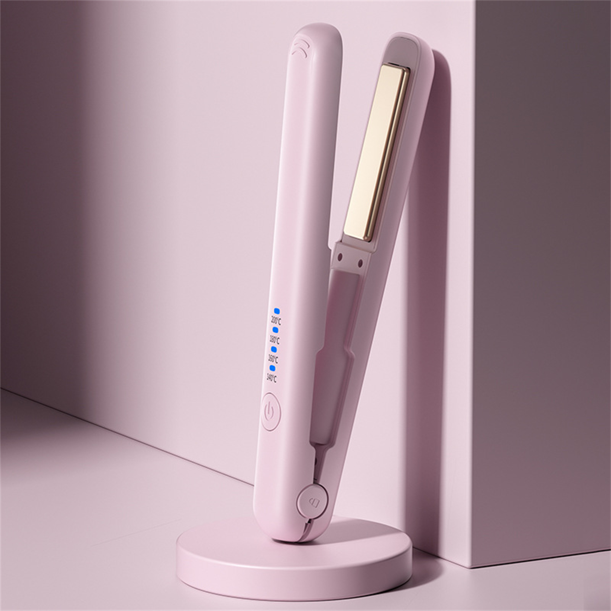 Pinker Haarglätter auf einem Ständer, mit pinkem Hintergrund. Zeigt Temperatureinstellungen und Ein-/Aus-Taste.