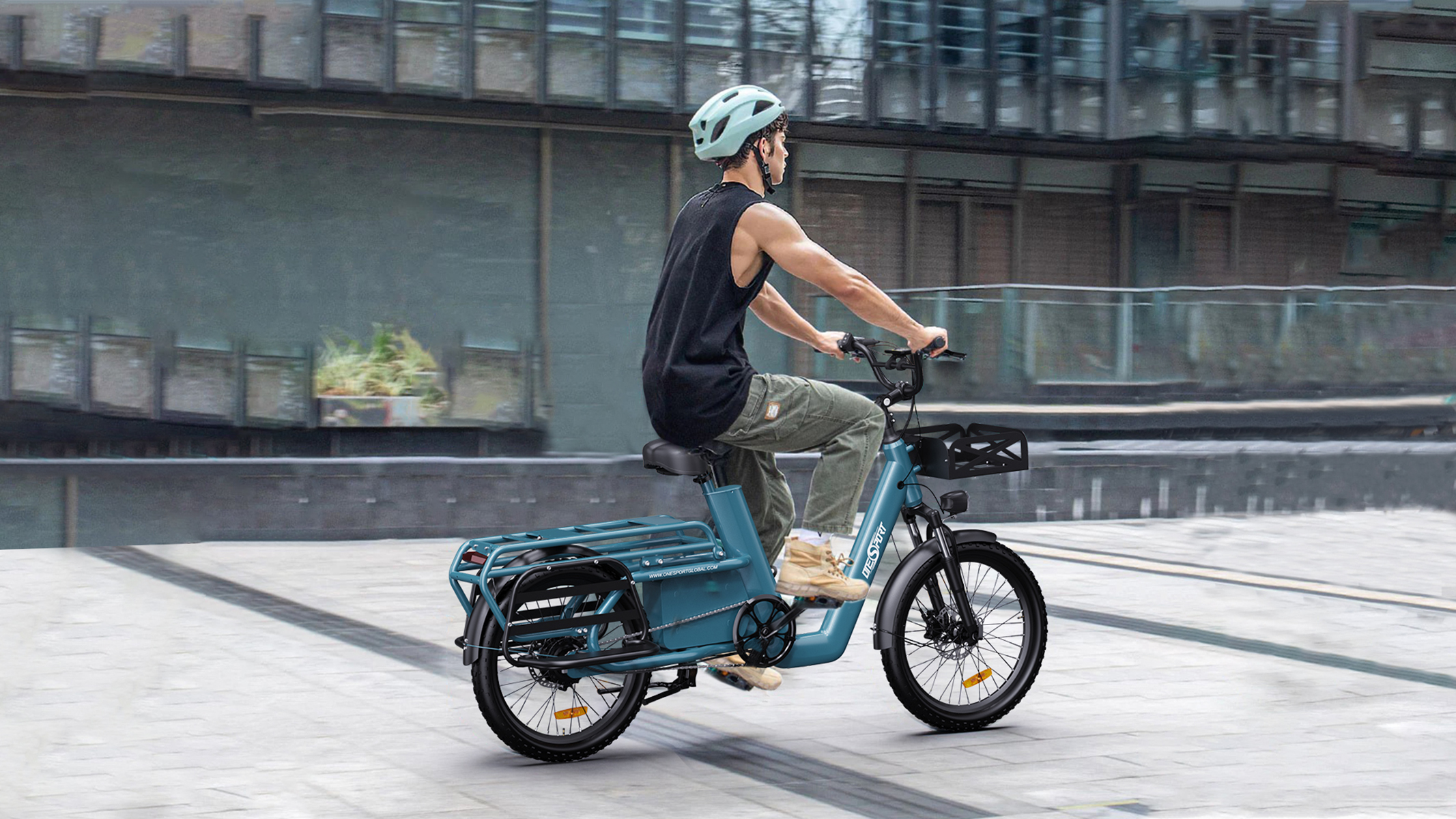 Mann fährt auf einem blauen Elektrofahrrad auf dem Bürgersteig.