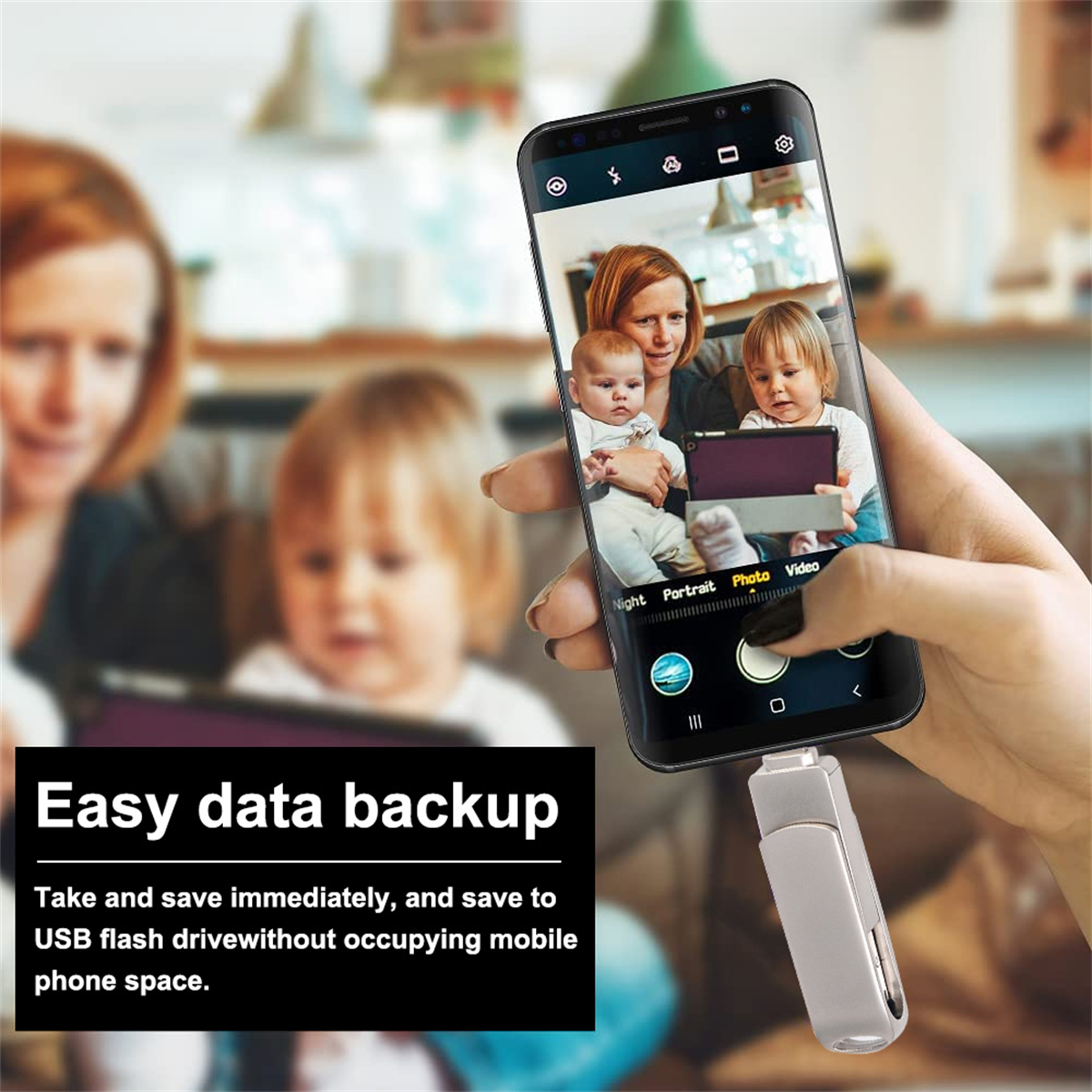 Eine Person, die ein Telefon mit angeschlossenem USB-Stick hält.