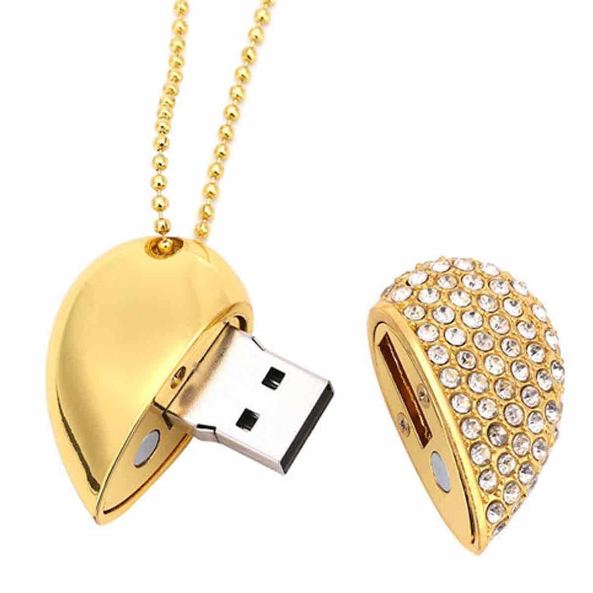 Eine goldene USB-Stick-Halskette mit juwelenbesetztem Gehäuse auf weißem Untergrund.