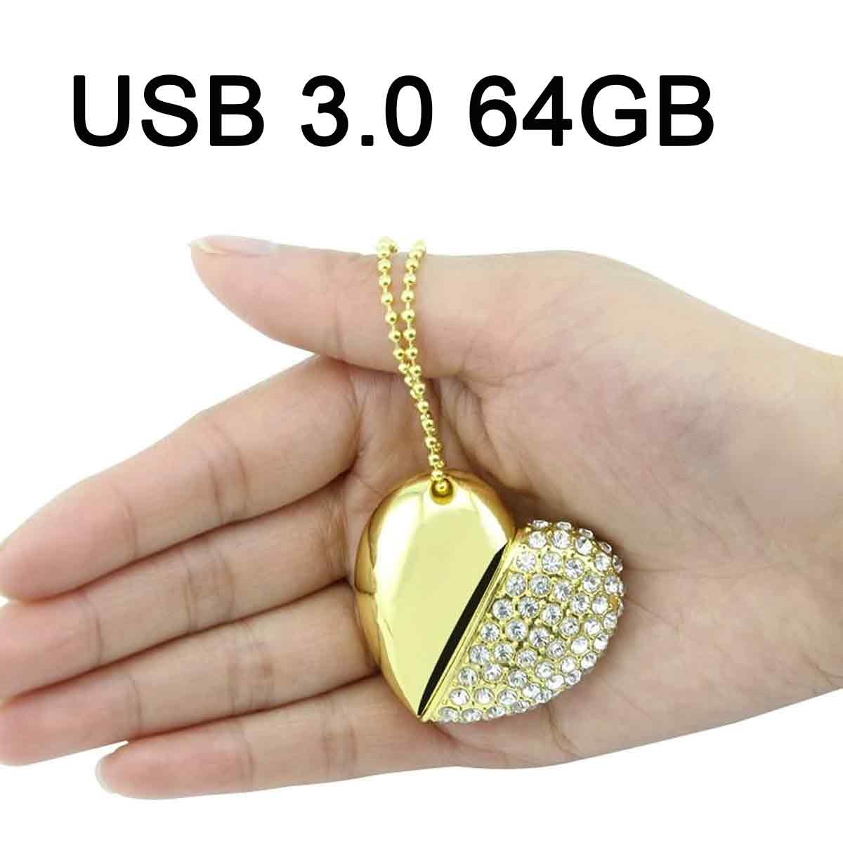 Goldener herzförmiger USB-Stick mit Strasssteinen, gehalten in einer Hand. Weißer Hintergrund.