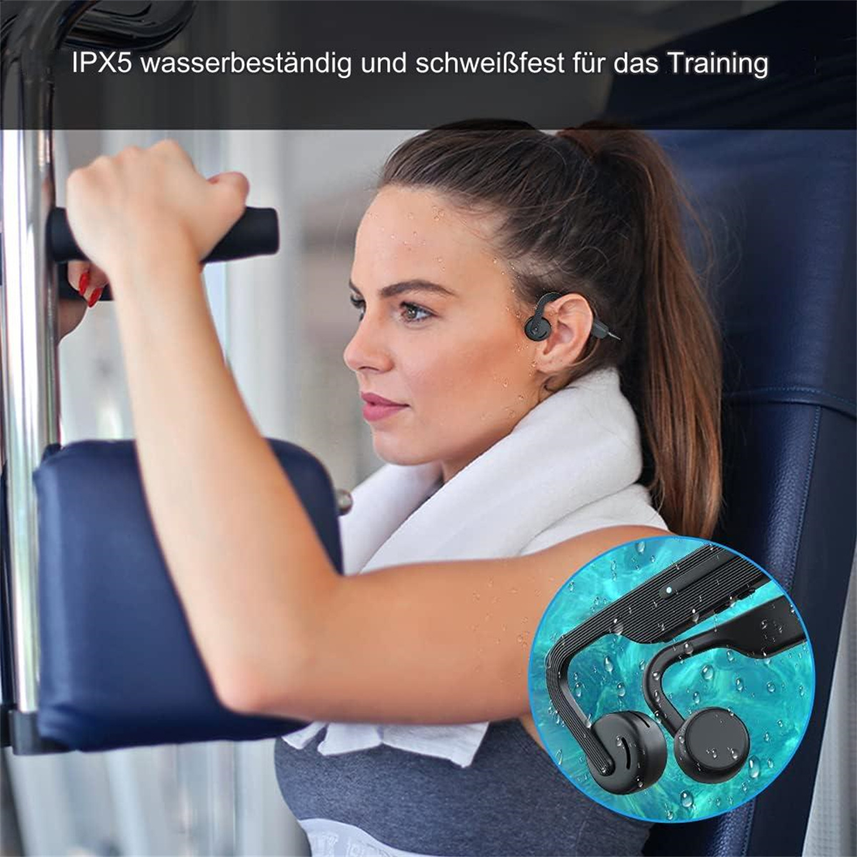 Frau, die beim Training Kopfhörer trägt. Die Kopfhörer sind um ihr Ohr. Weißes Handtuch.