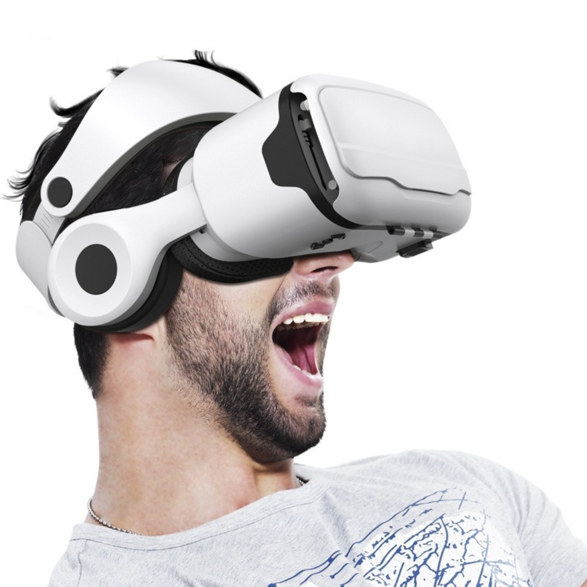 Mann mit VR-Headset, Mund offen. Weißes Headset, schwarze Haare. Weißer Hintergrund.