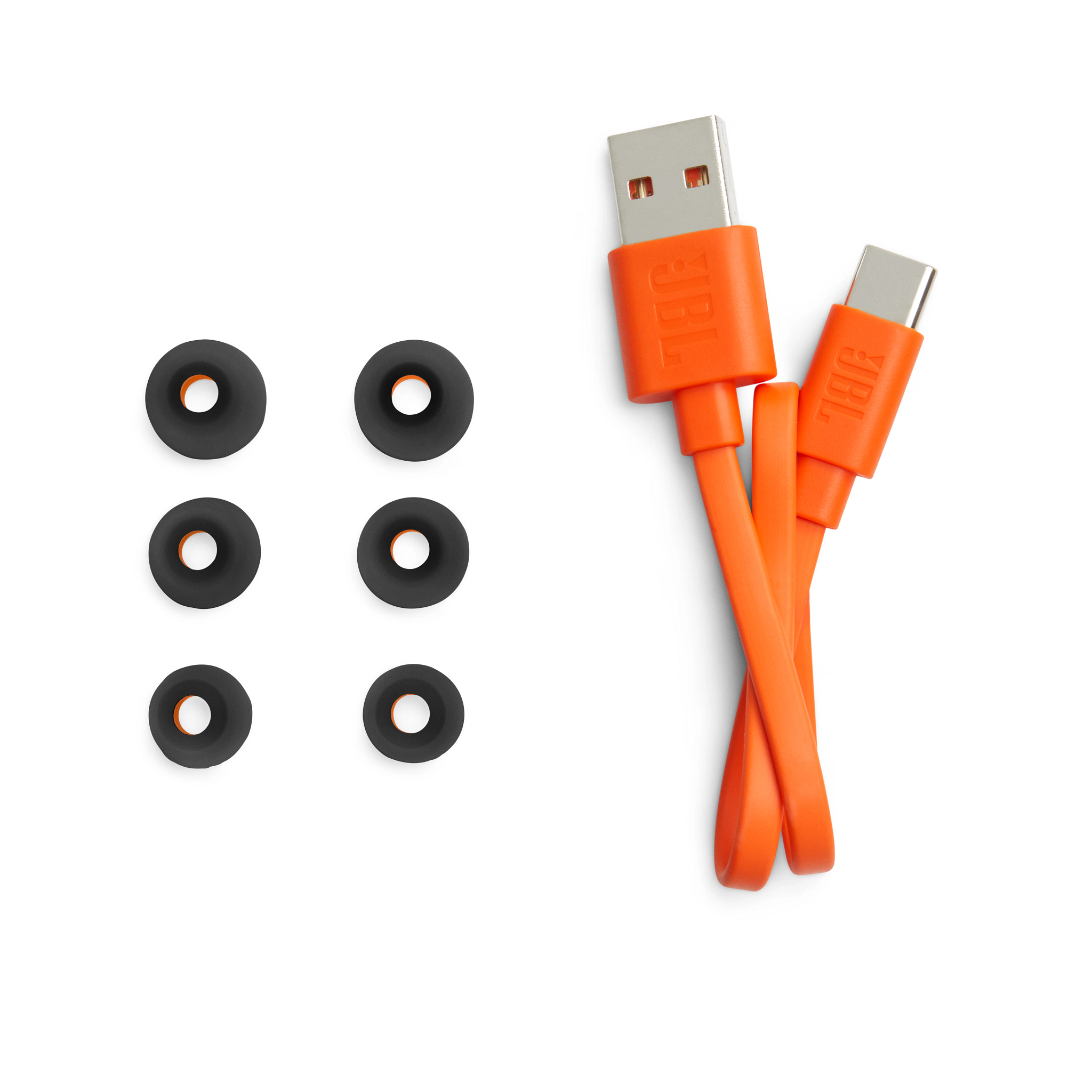 Pomarańczowy kabel ładujący i wkładki douszne do słuchawek na białej powierzchni. Widoczna marka JBL.