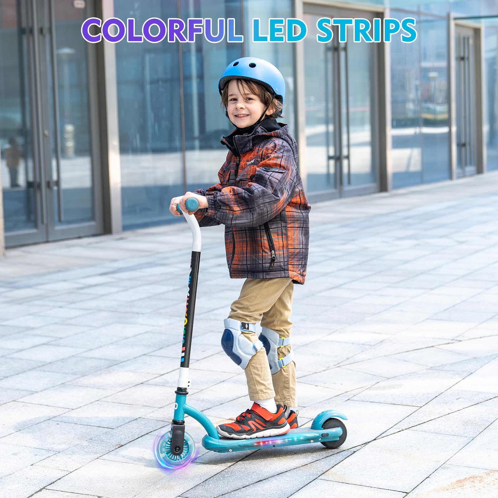 Ein Junge auf einem türkisfarbenen Roller mit Helm und Schutzkleidung, farbige LED-Streifen.