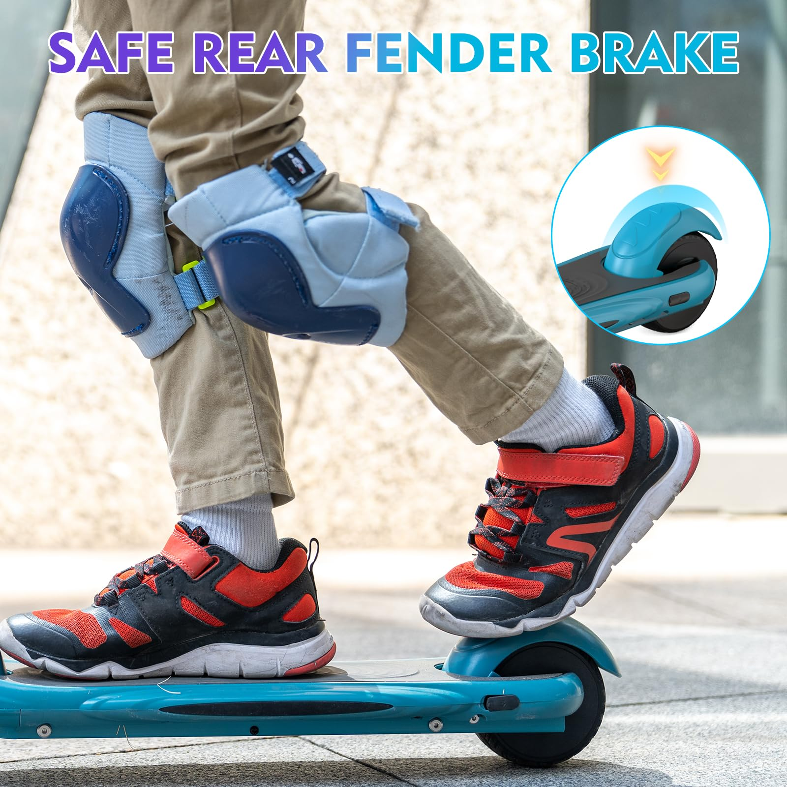 Ein Kind mit Knieschonern und Turnschuhen auf einem blauen Roller, mit vergrößerter Ansicht der Hinterradbremse.