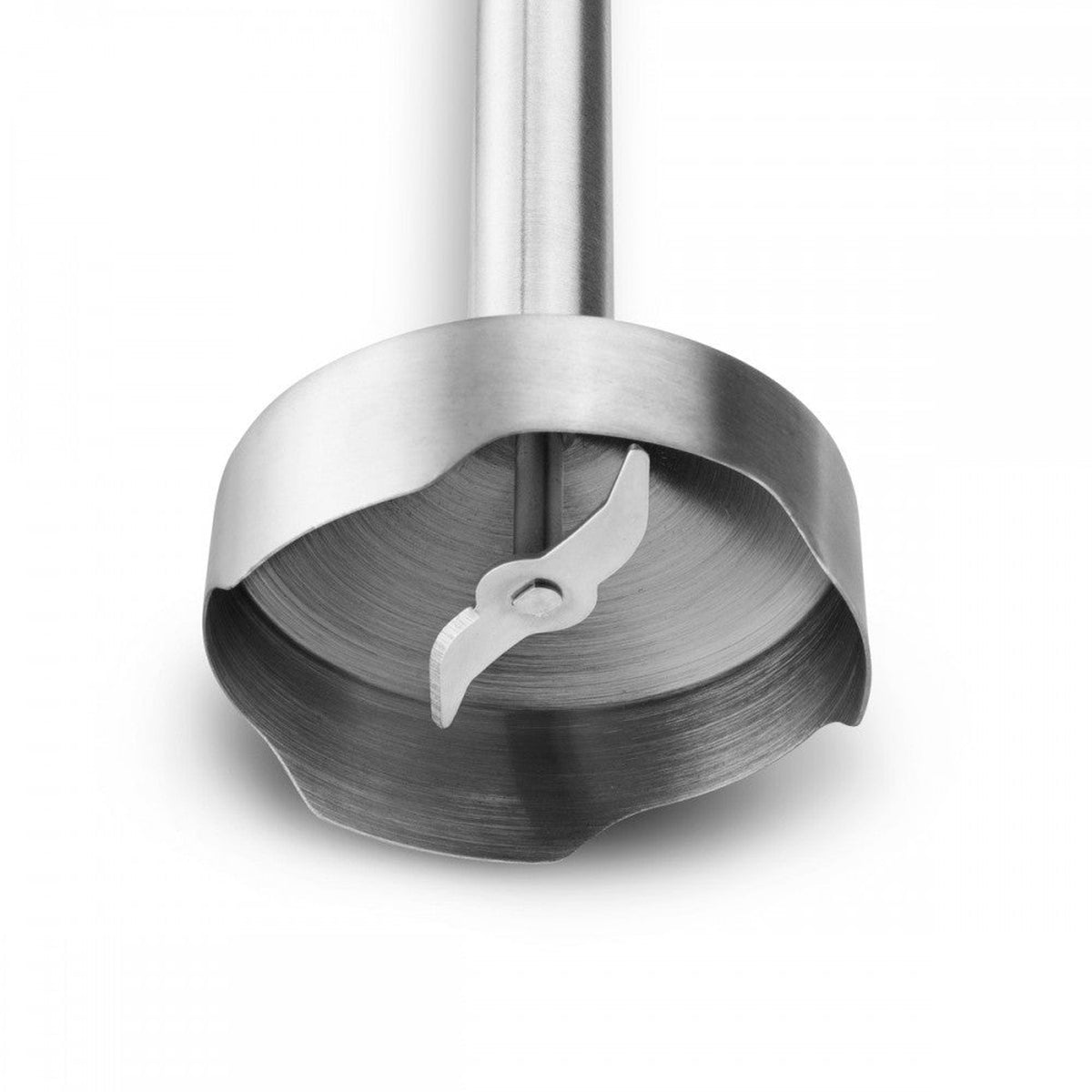 Primer plano de un cabezal de batidora de inmersión de metal con una cuchilla sobre un fondo blanco, mostrando detalles.