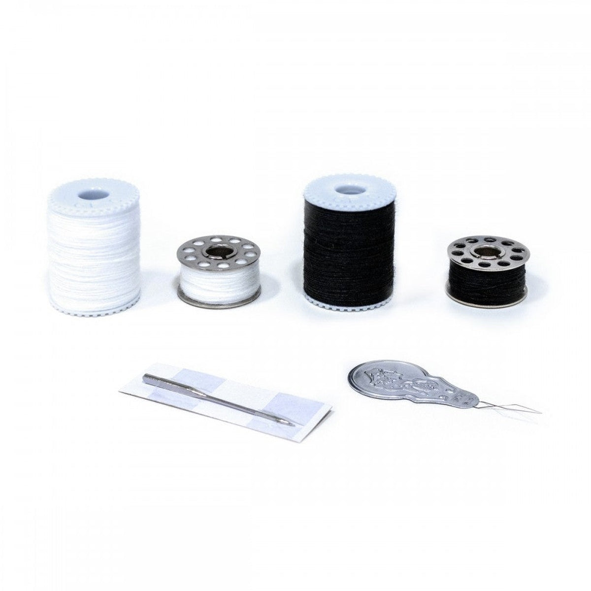 Zestaw do szycia: białe i czarne szpulki nici, szpulki, igła i nawlekacz na białym tle.