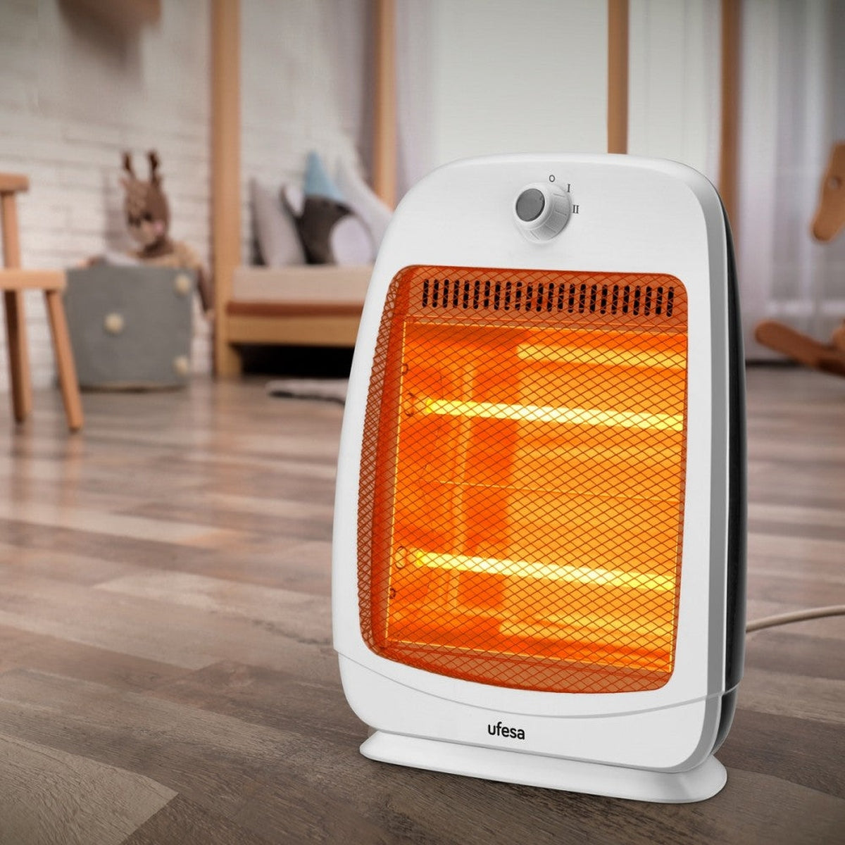 Biało-czarny grzejnik na podłodze drewnianej. Ma pomarańczowy element grzewczy.