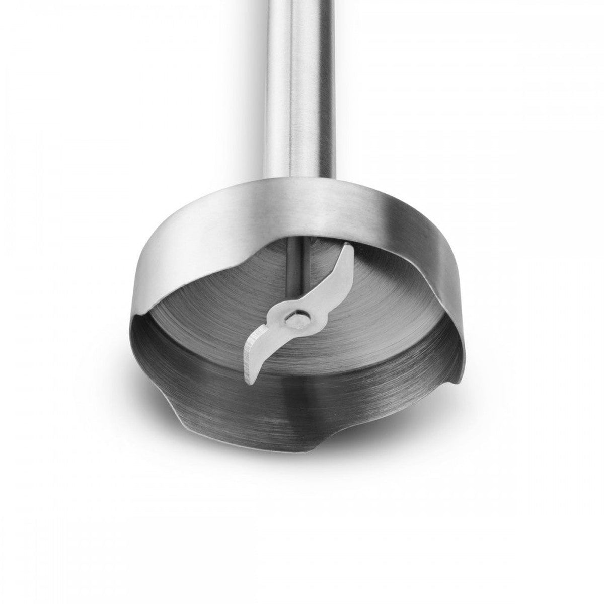 Nahaufnahme einer silbernen Stabmixerklinge. Die Klinge befindet sich in einem Metallschutz.