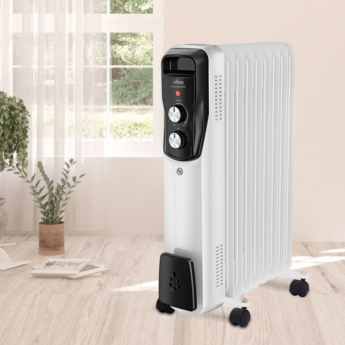 Biały grzejnik olejowy z czarnym panelem sterowania. Stoi w pobliżu okna.